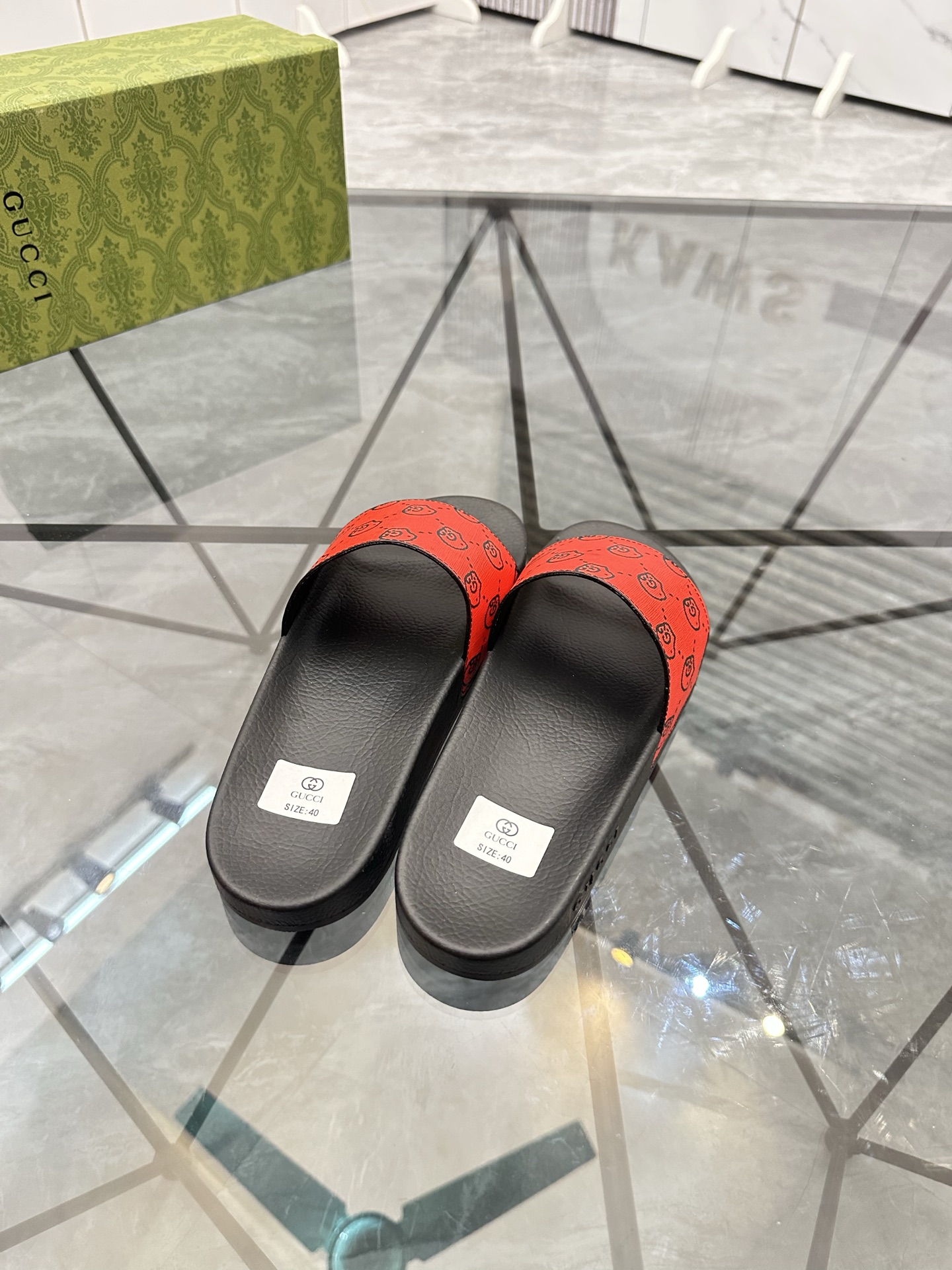 Precio de venta: P80 Marca: Gucci* zapatillasTalla: 35-47(se pueden personalizar 35.36.46.47)Materia