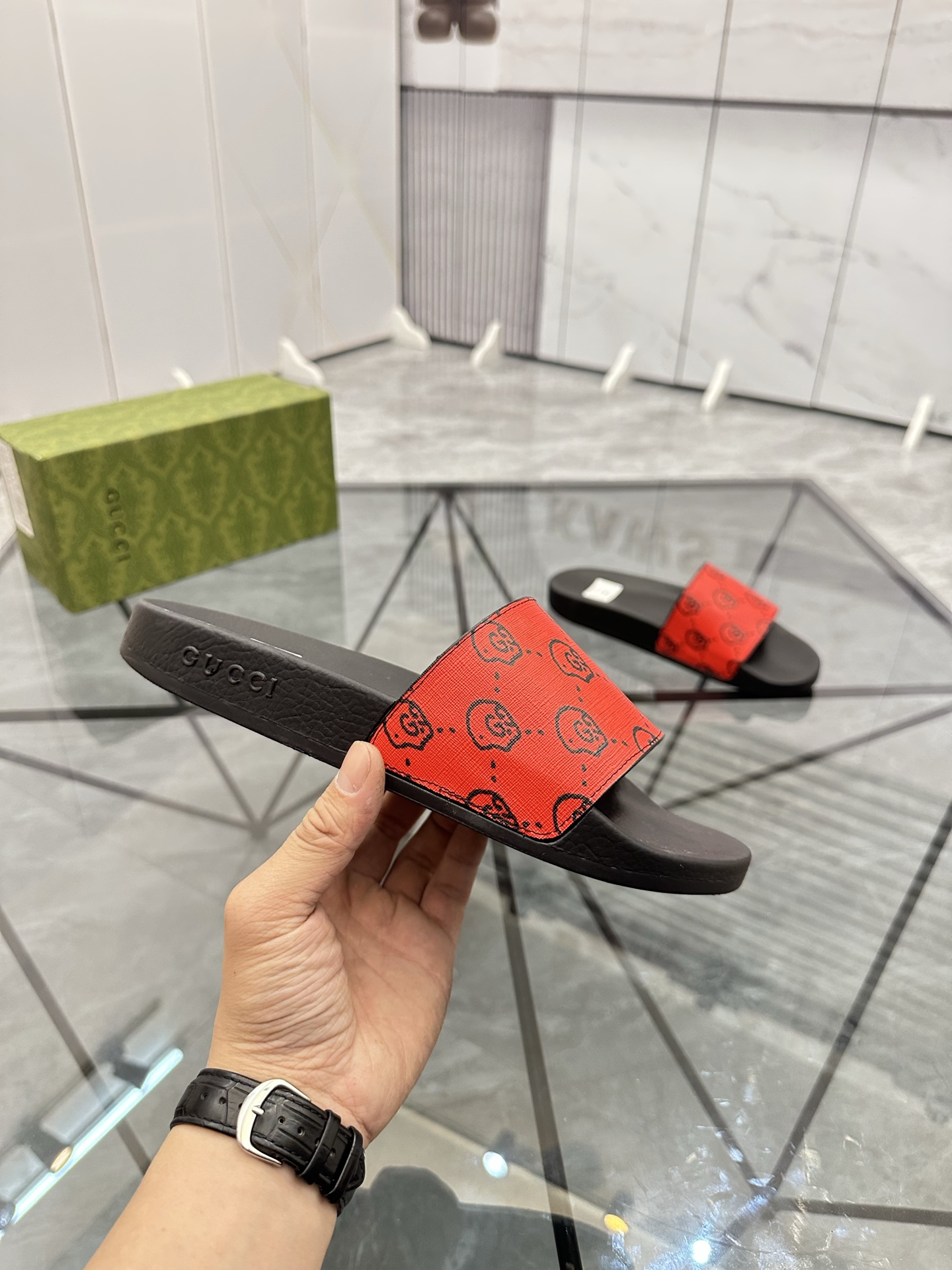 Precio de venta: P80 Marca: Gucci* zapatillasTalla: 35-47(se pueden personalizar 35.36.46.47)Materia