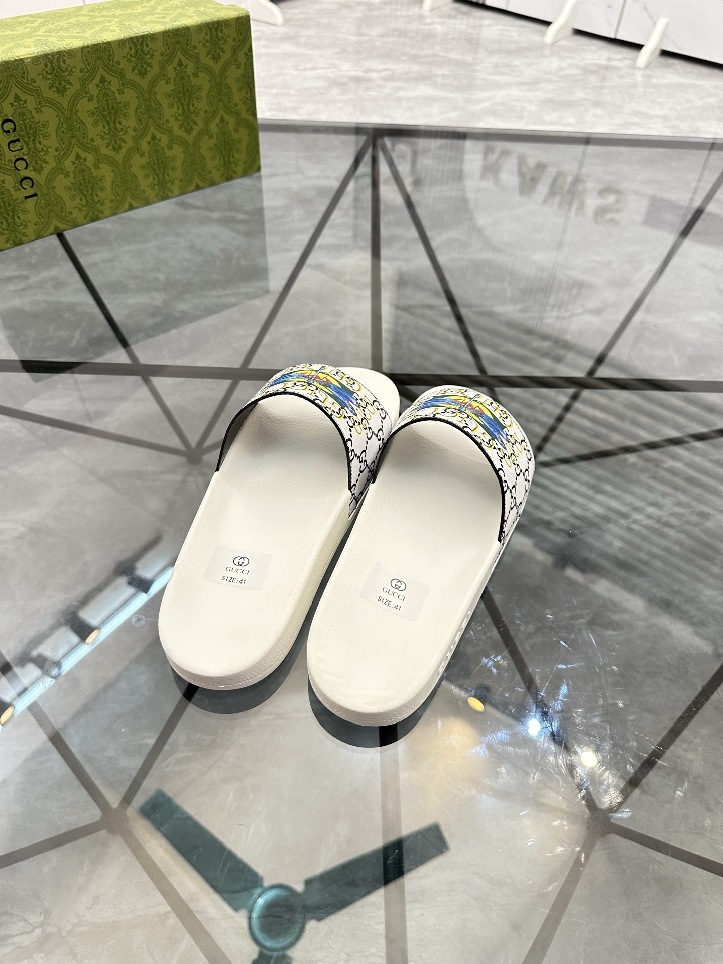 Precio de venta: P80 Marca: Gucci* zapatillasTalla: 35-47(se pueden personalizar 35.36.46.47)Materia