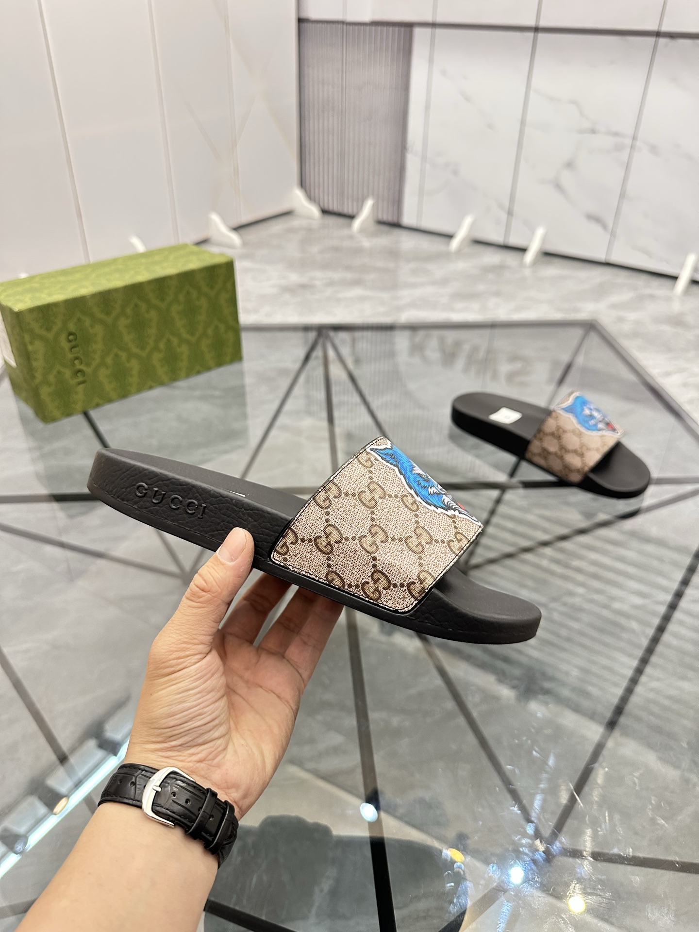 Precio de venta: P80 Marca: Gucci* zapatillasTalla: 35-47(se pueden personalizar 35.36.46.47)Materia