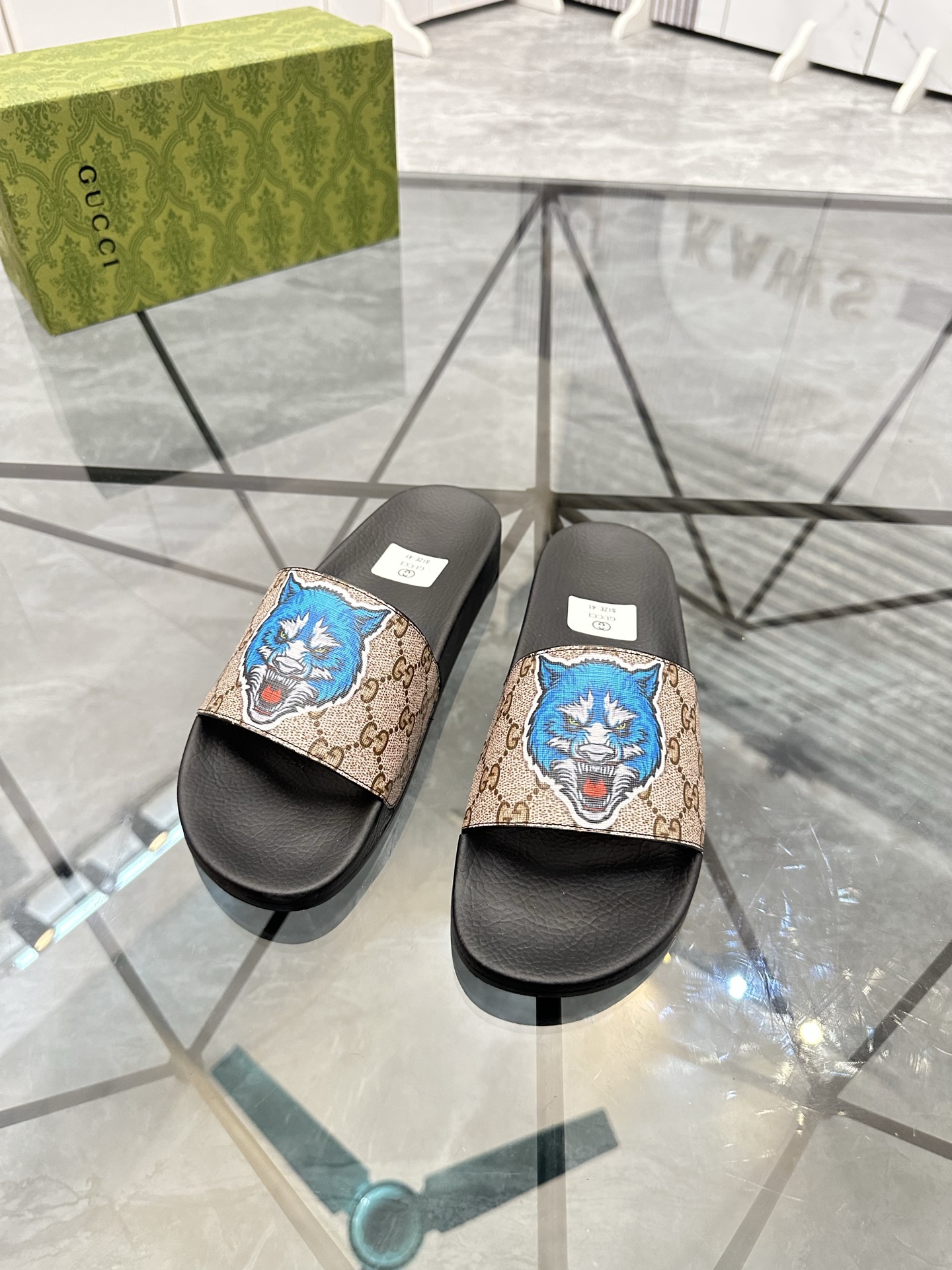 Precio de venta: P80 Marca: Gucci* zapatillasTalla: 35-47(se pueden personalizar 35.36.46.47)Materia