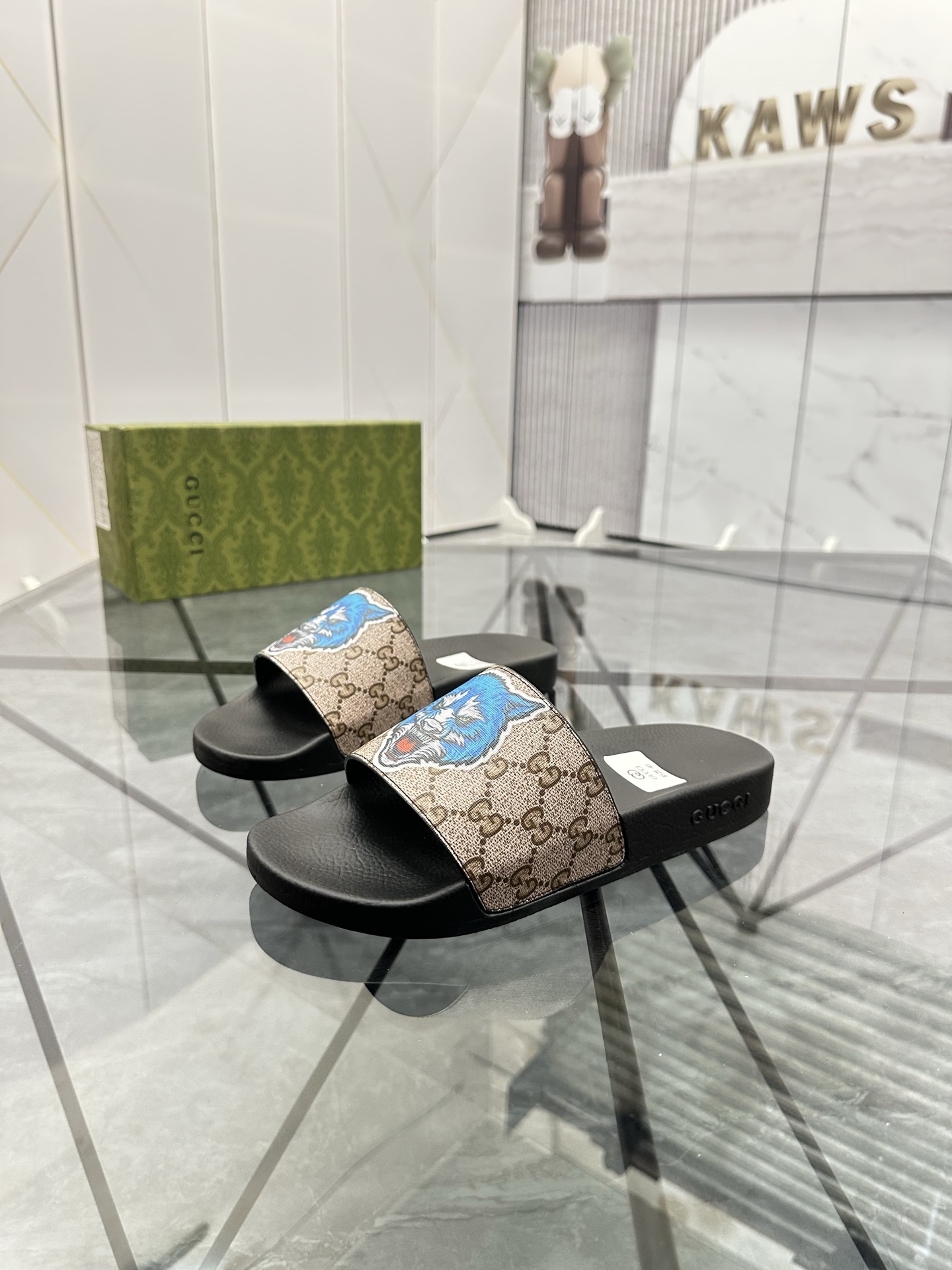Precio de venta: P80 Marca: Gucci* zapatillasTalla: 35-47(se pueden personalizar 35.36.46.47)Materia