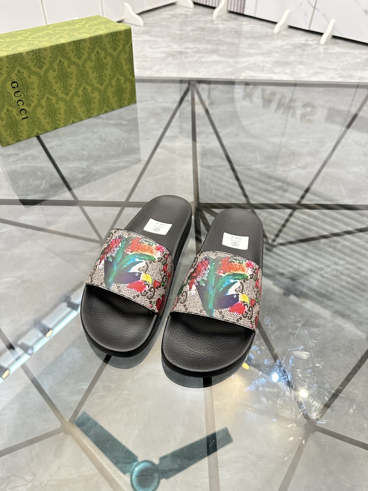 Precio de venta: P80 Marca: Gucci* zapatillasTalla: 35-47(se pueden personalizar 35.36.46.47)Materia
