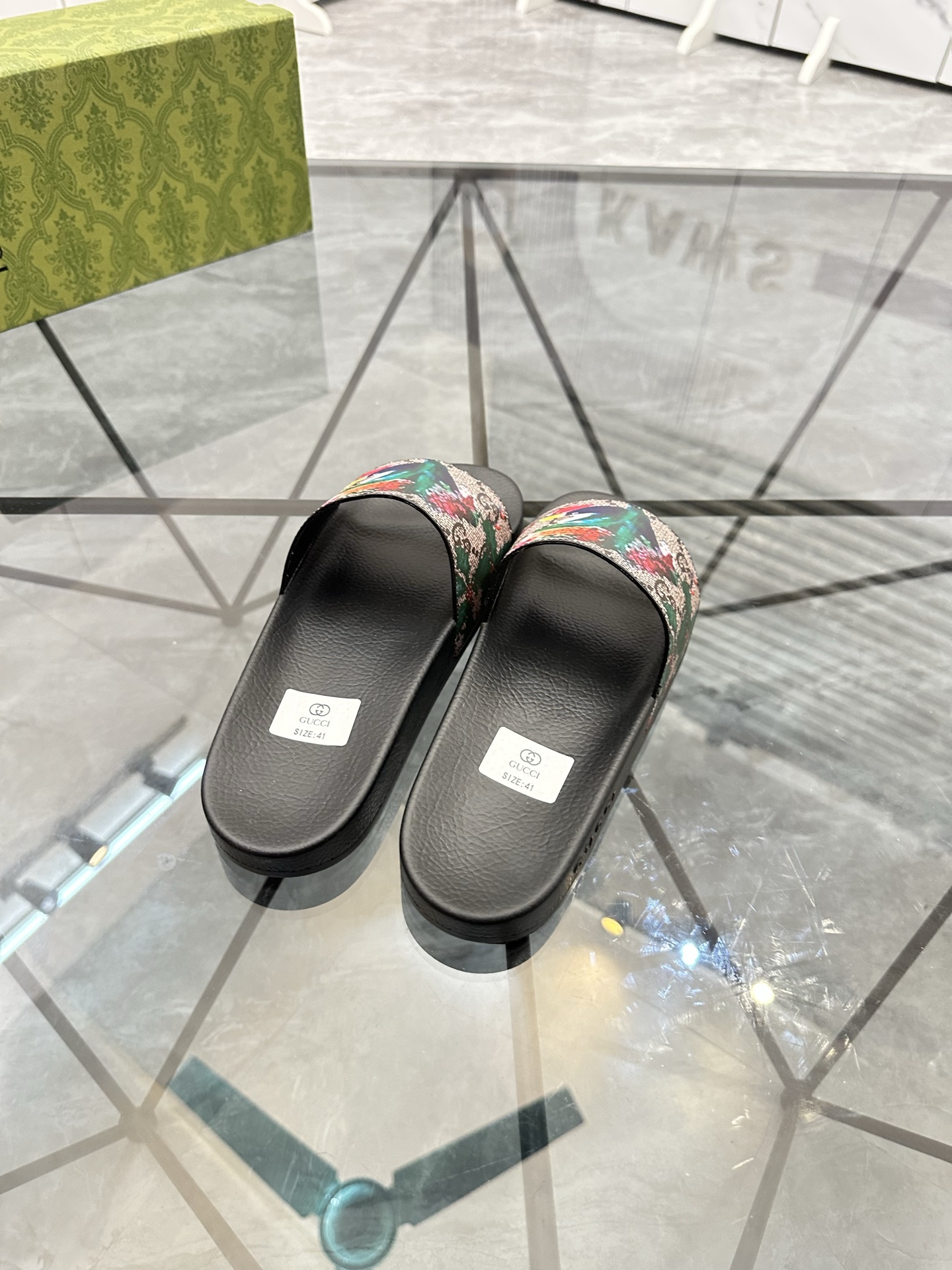 Precio de venta: P80 Marca: Gucci* zapatillasTalla: 35-47(se pueden personalizar 35.36.46.47)Materia