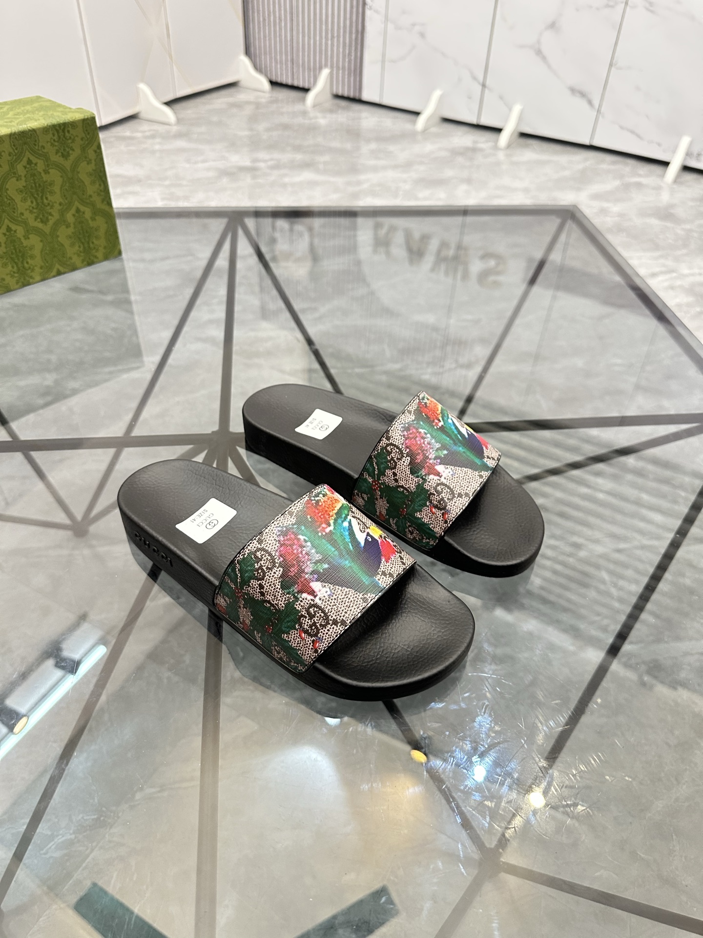 Precio de venta: P80 Marca: Gucci* zapatillasTalla: 35-47(se pueden personalizar 35.36.46.47)Materia