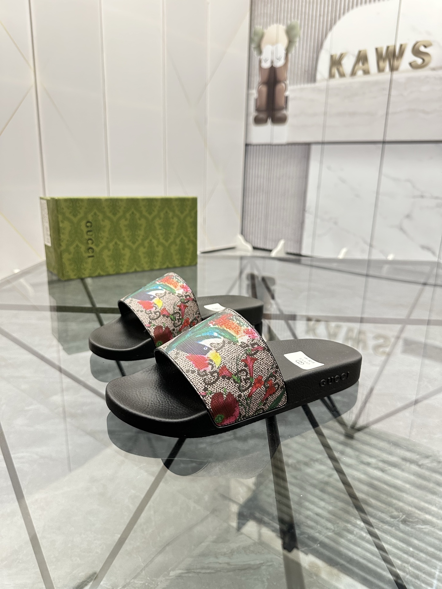Precio de venta: P80 Marca: Gucci* zapatillasTalla: 35-47(se pueden personalizar 35.36.46.47)Materia