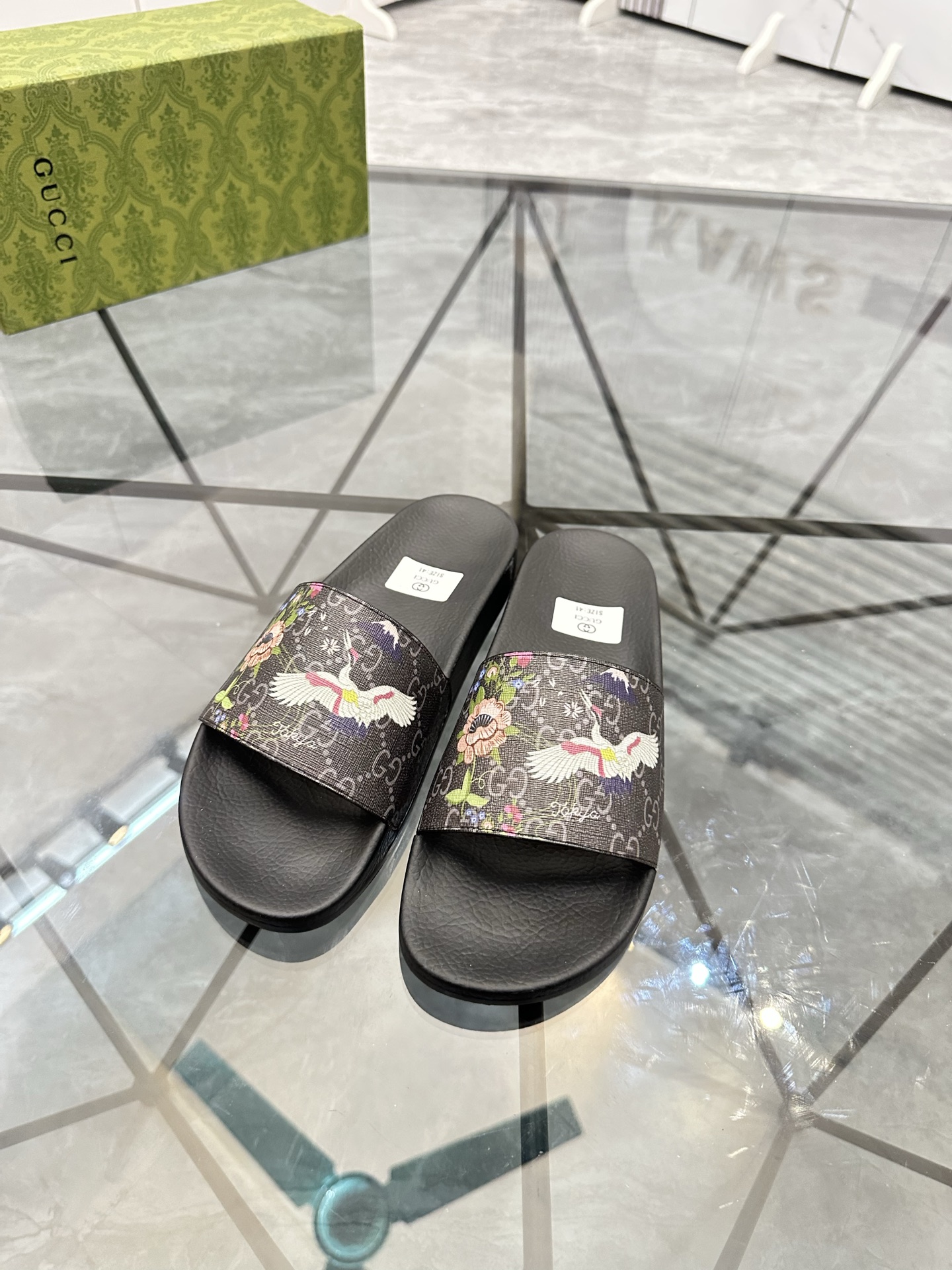 Precio de venta: P80 Marca: Gucci* zapatillasTalla: 35-47(se pueden personalizar 35.36.46.47)Materia