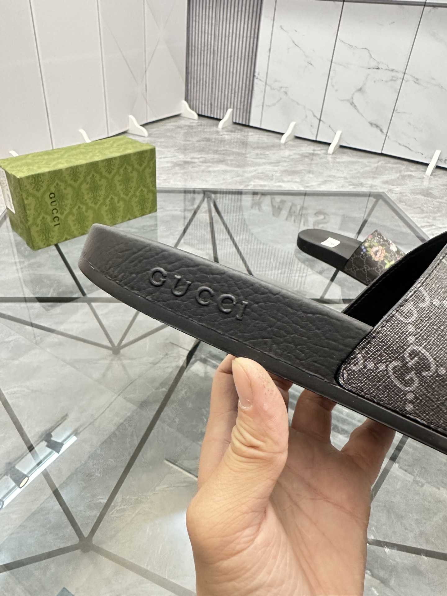 Precio de venta: P80 Marca: Gucci* zapatillasTalla: 35-47(se pueden personalizar 35.36.46.47)Materia