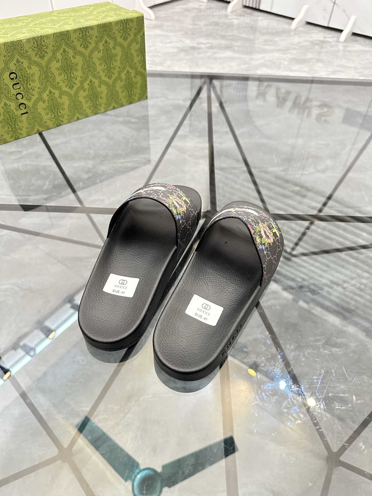 Precio de venta: P80 Marca: Gucci* zapatillasTalla: 35-47(se pueden personalizar 35.36.46.47)Materia