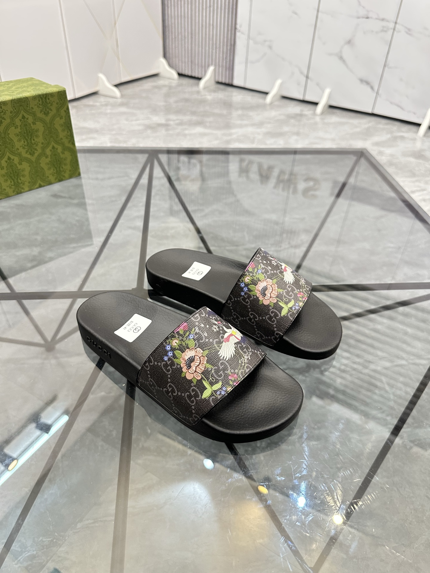 Precio de venta: P80 Marca: Gucci* zapatillasTalla: 35-47(se pueden personalizar 35.36.46.47)Materia