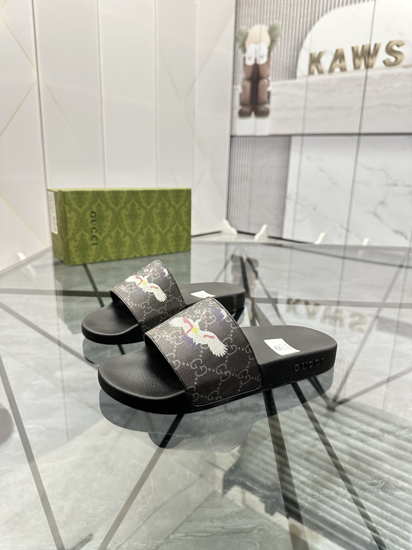 Precio de venta: P80 Marca: Gucci* zapatillasTalla: 35-47(se pueden personalizar 35.36.46.47)Materia