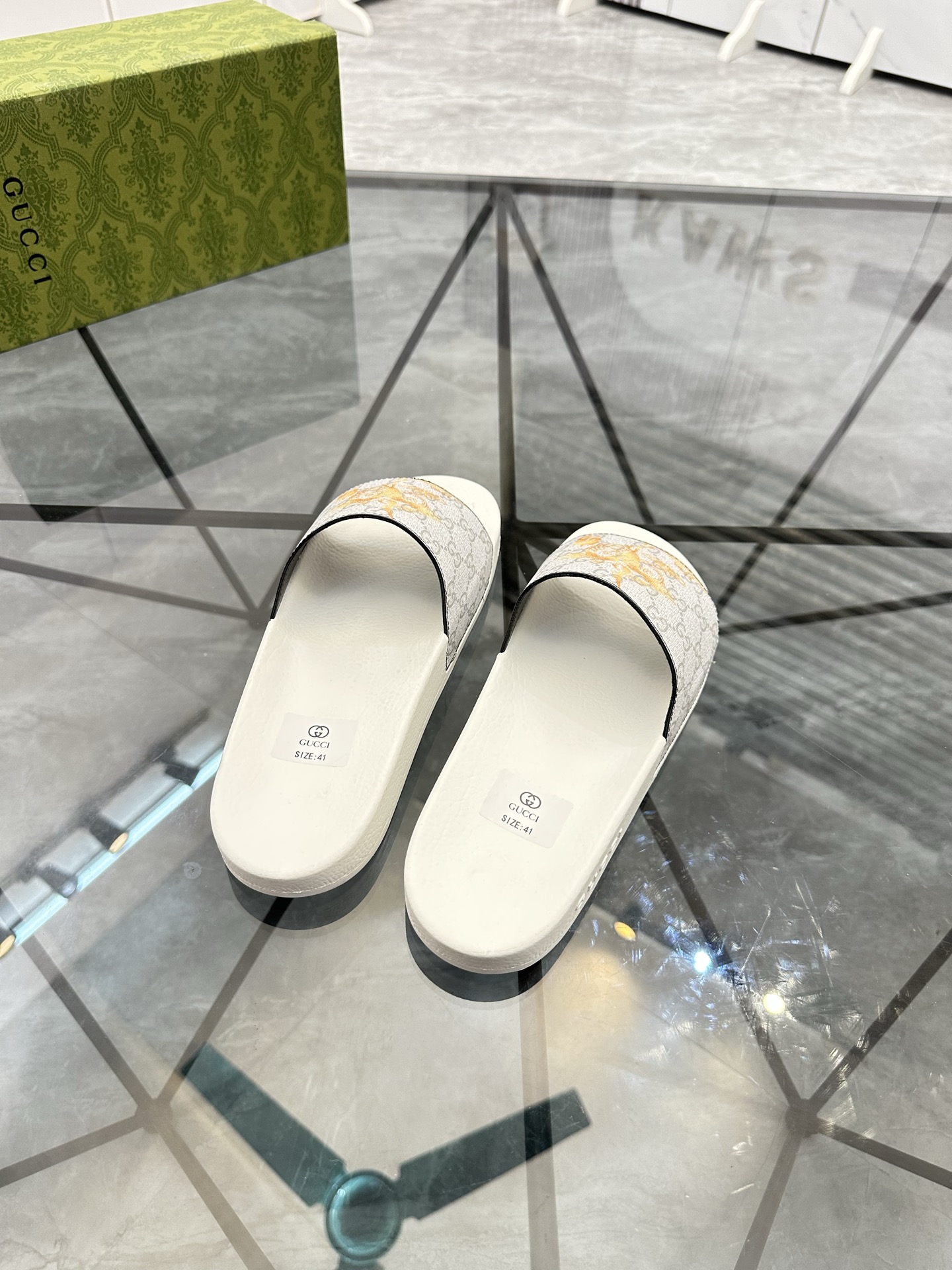 Precio de venta: P80 Marca: Gucci* zapatillasTalla: 35-47(se pueden personalizar 35.36.46.47)Materia