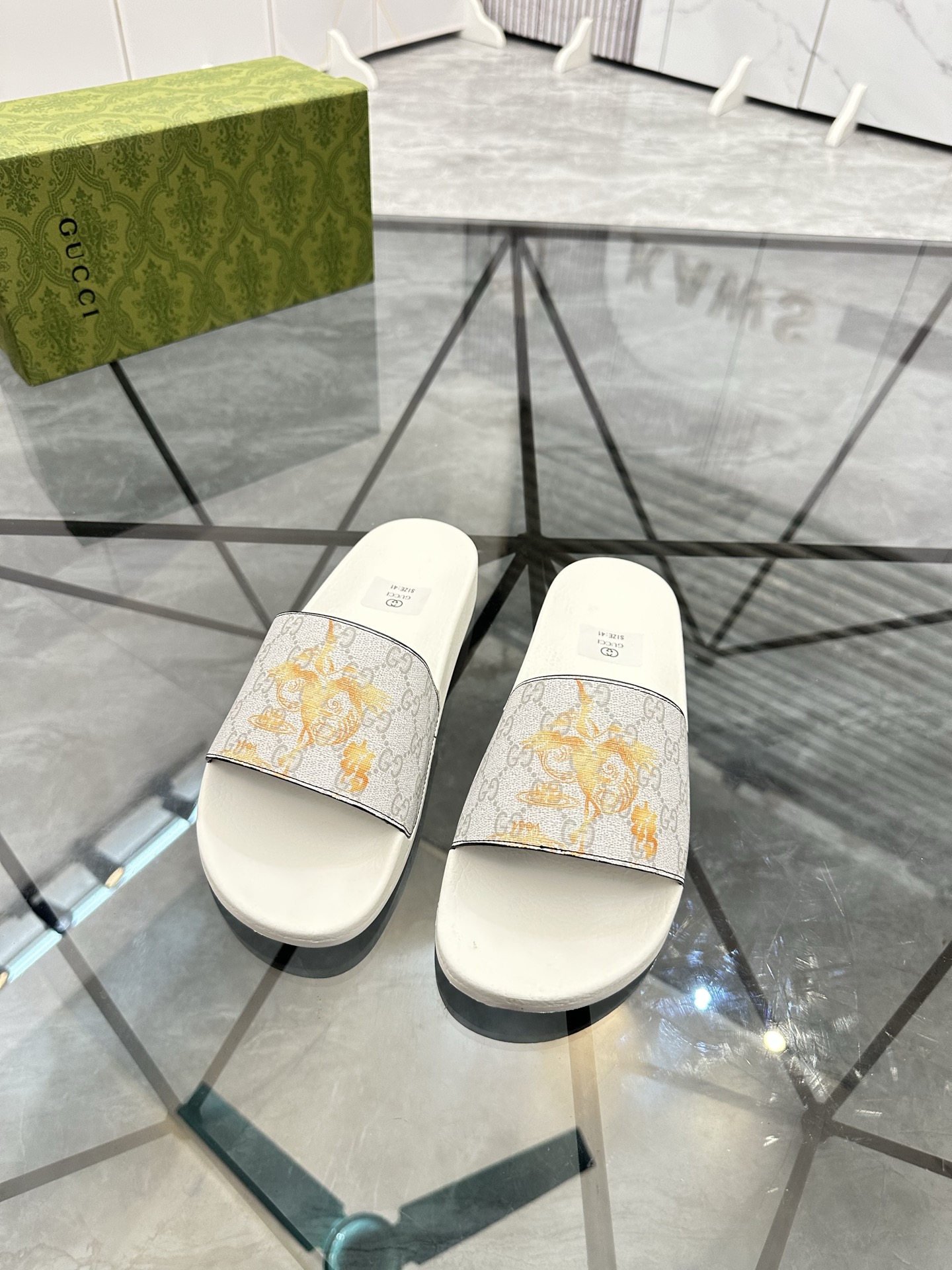 Precio de venta: P80 Marca: Gucci* zapatillasTalla: 35-47(se pueden personalizar 35.36.46.47)Materia