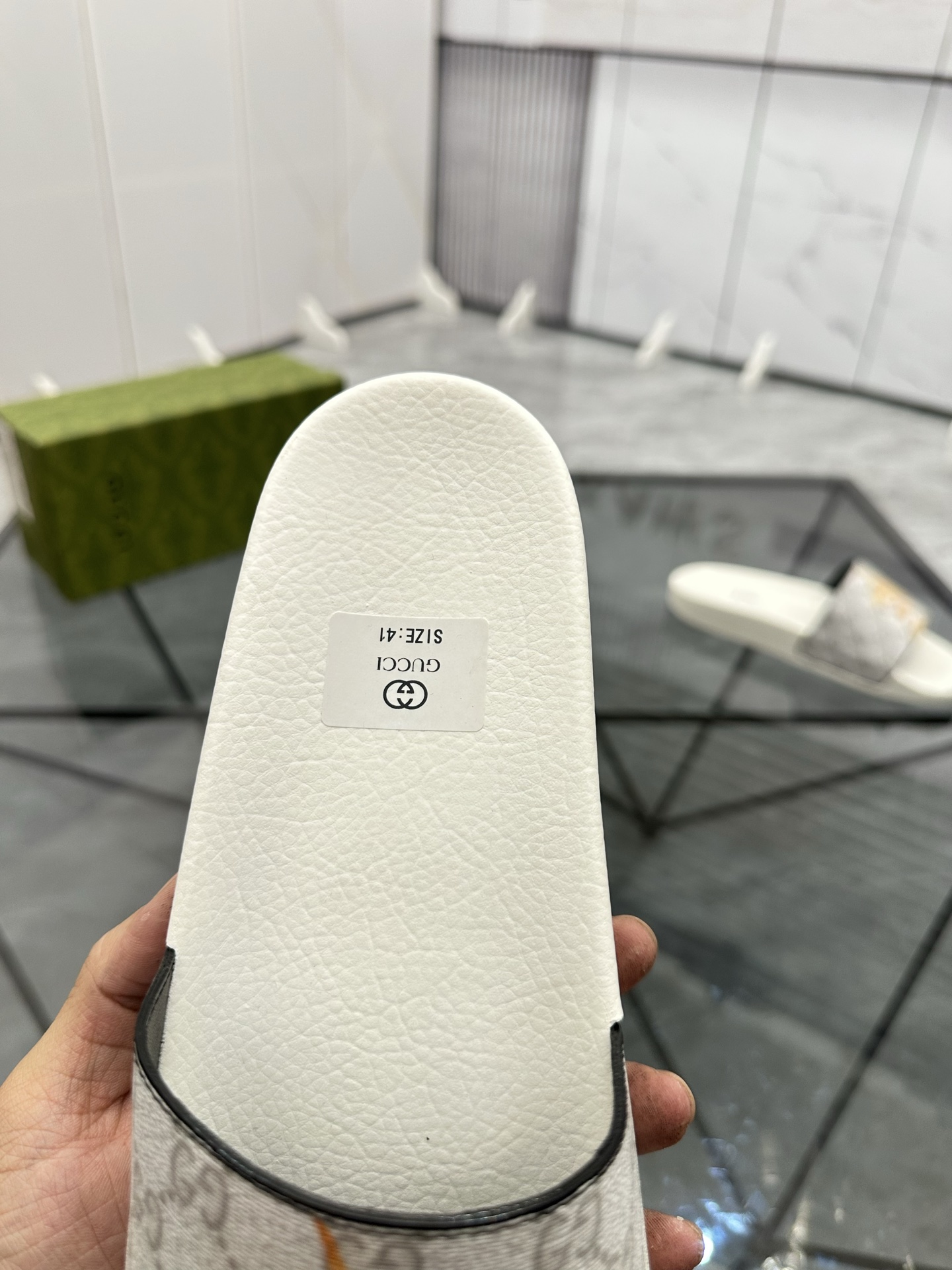 Precio de venta: P80 Marca: Gucci* zapatillasTalla: 35-47(se pueden personalizar 35.36.46.47)Materia