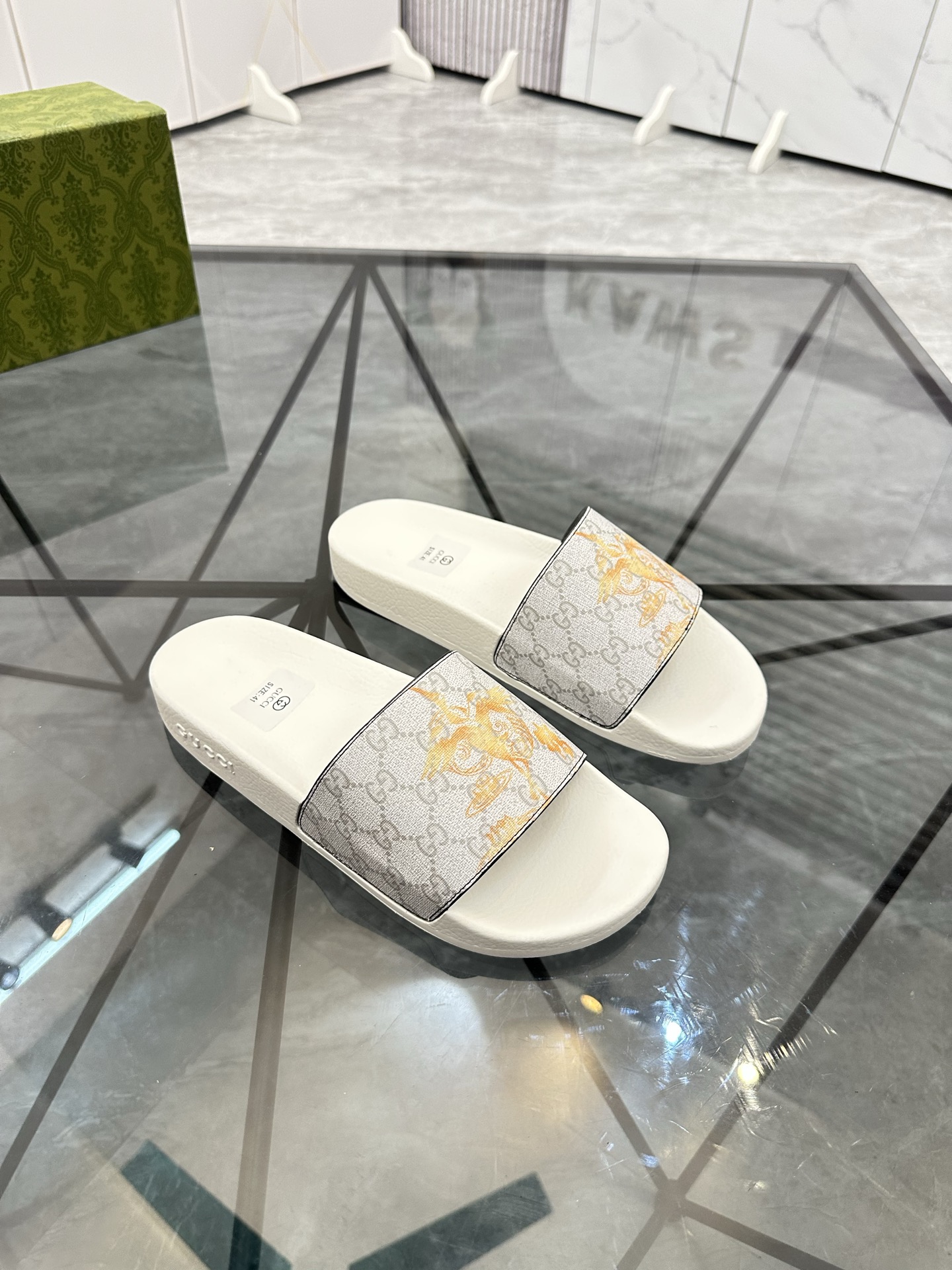 Precio de venta: P80 Marca: Gucci* zapatillasTalla: 35-47(se pueden personalizar 35.36.46.47)Materia