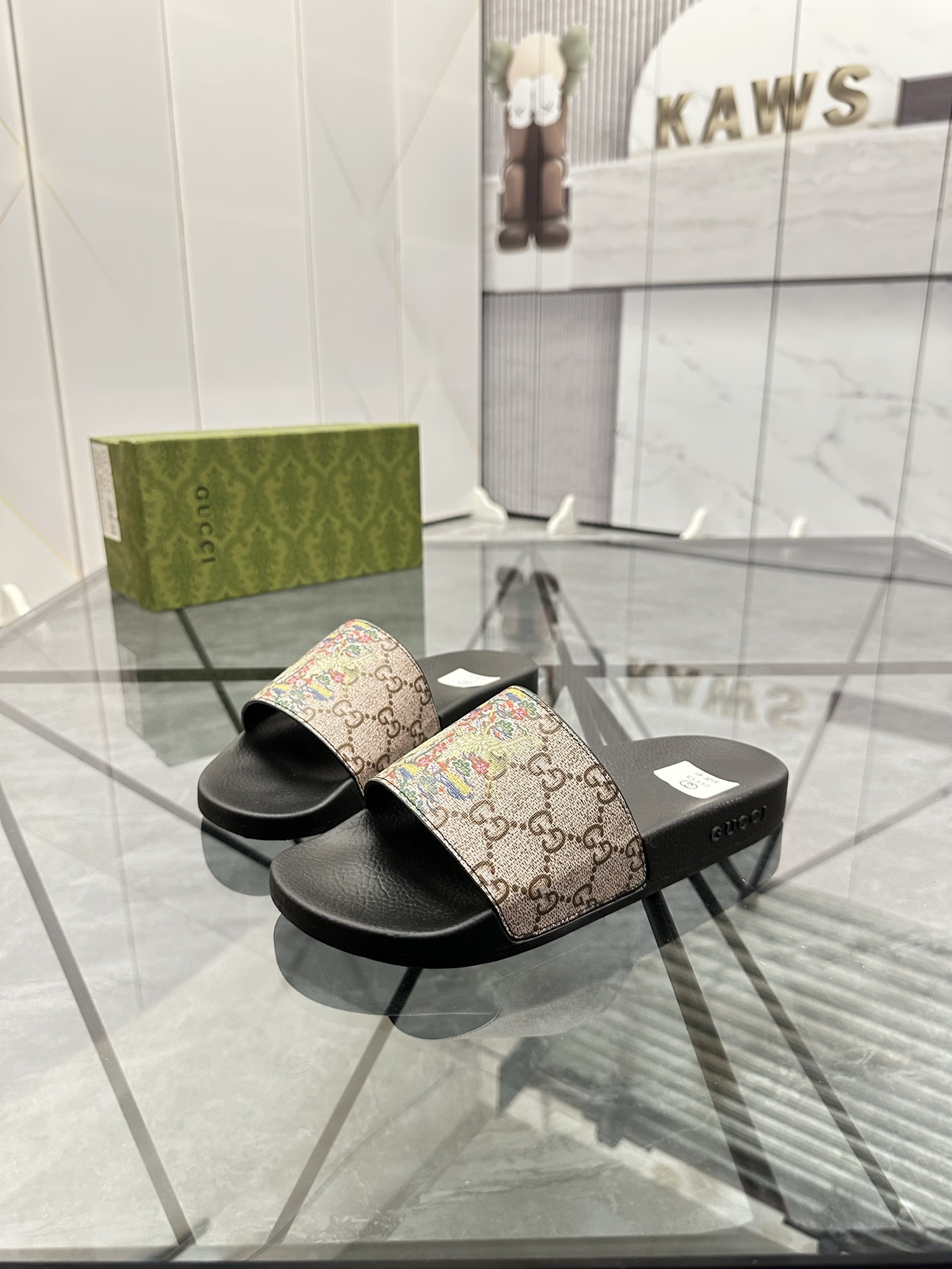 Precio de venta: P80 Marca: Gucci* zapatillasTalla: 35-47(se pueden personalizar 35.36.46.47)Materia