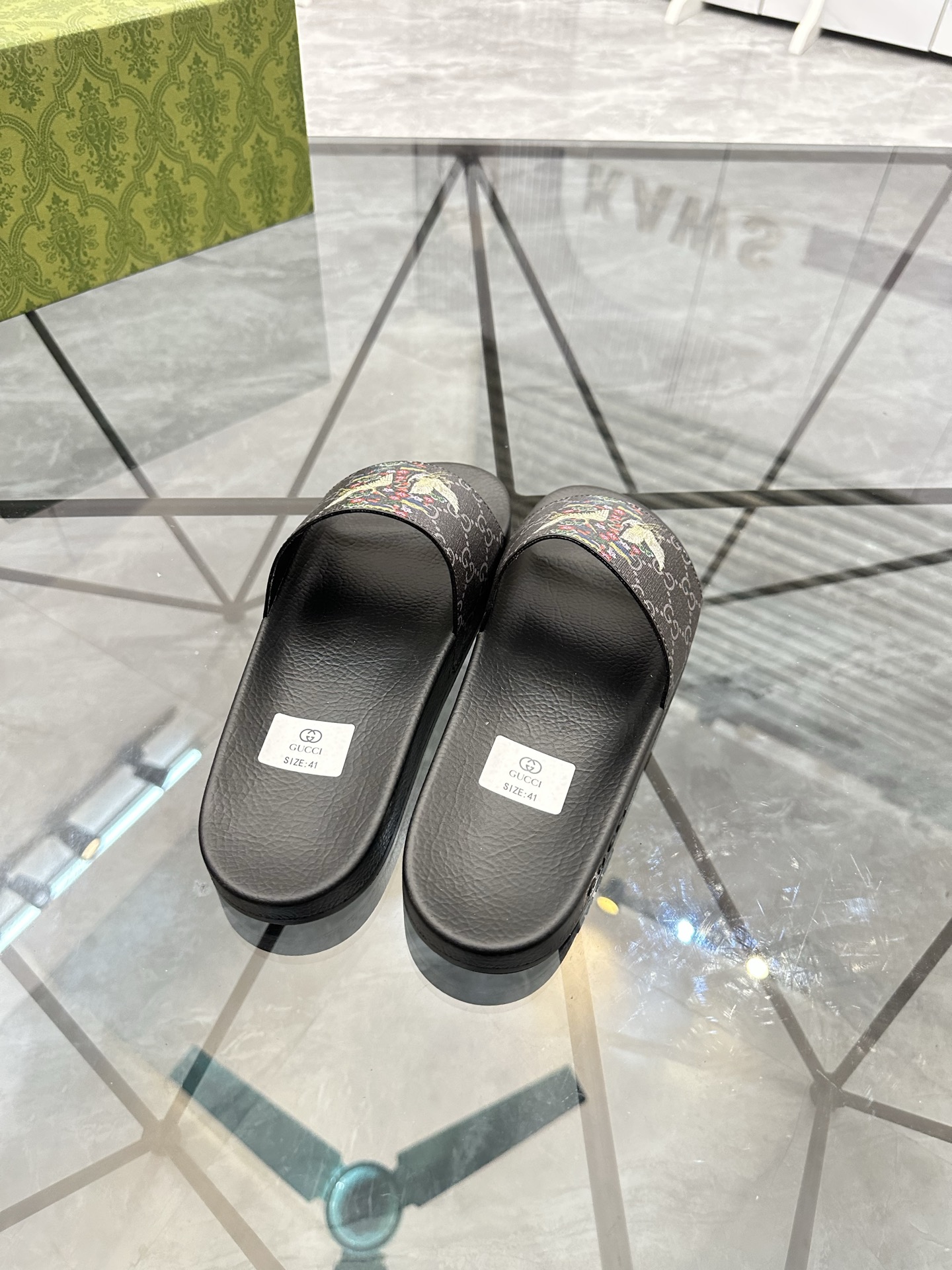 Precio de venta: P80 Marca: Gucci* zapatillasTalla: 35-47(se pueden personalizar 35.36.46.47)Materia