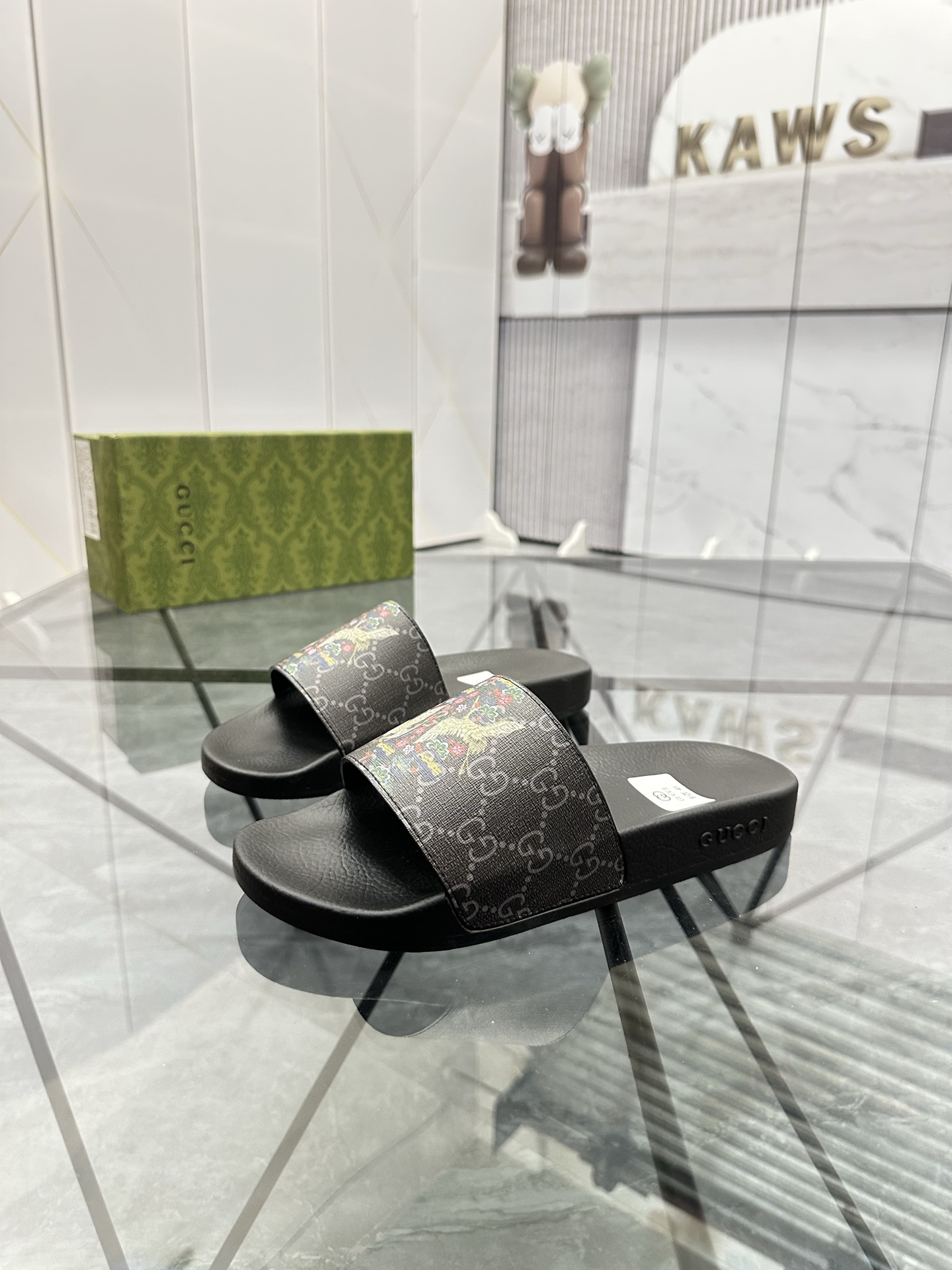 Precio de venta: P80 Marca: Gucci* zapatillasTalla: 35-47(se pueden personalizar 35.36.46.47)Materia