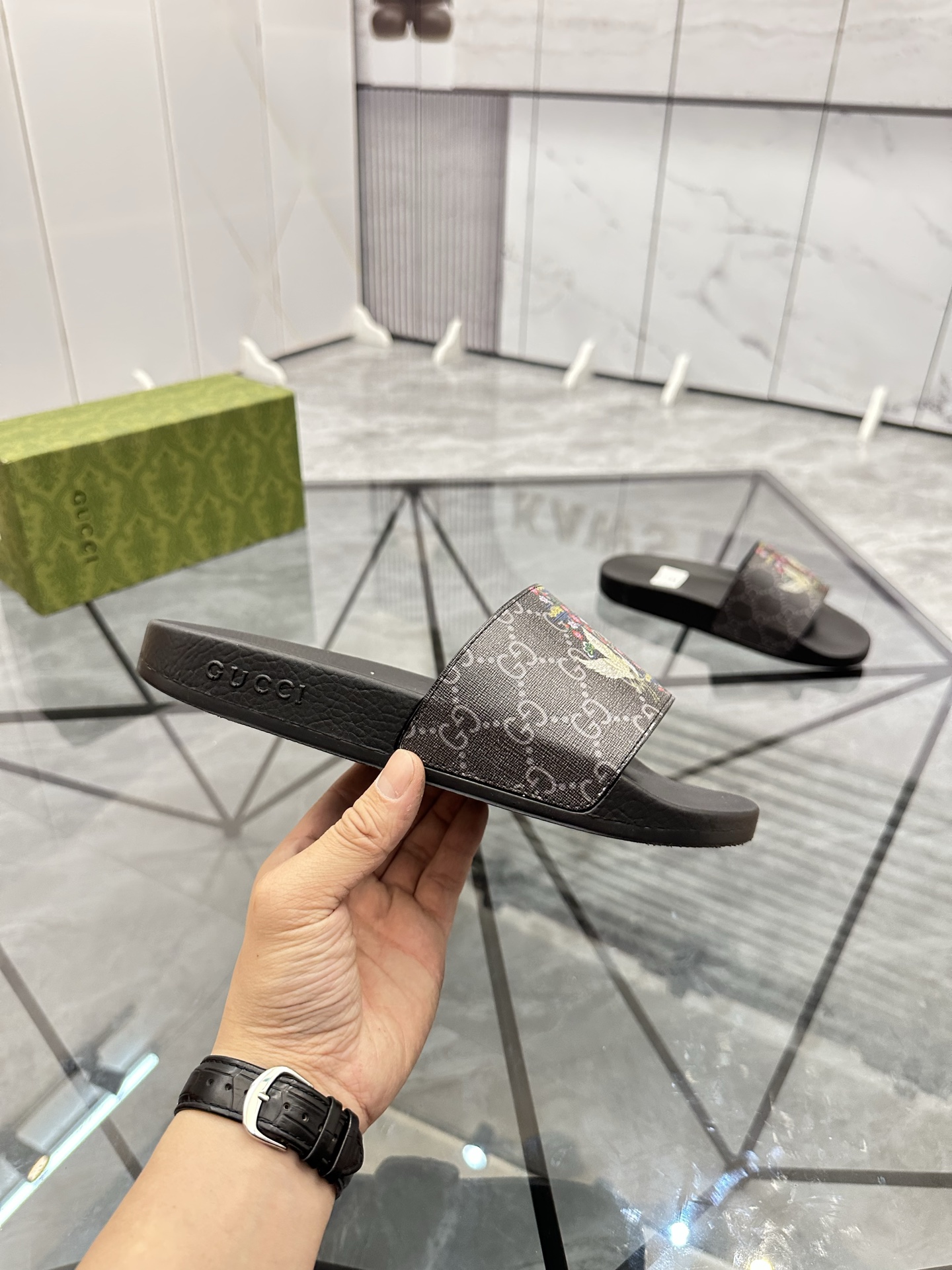 Precio de venta: P80 Marca: Gucci* zapatillasTalla: 35-47(se pueden personalizar 35.36.46.47)Materia