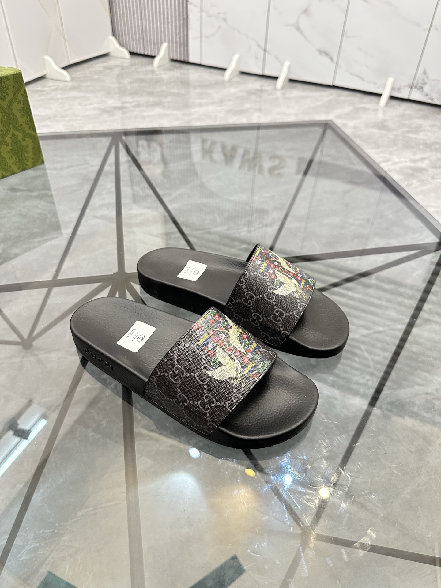 Precio de venta: P80 Marca: Gucci* zapatillasTalla: 35-47(se pueden personalizar 35.36.46.47)Materia