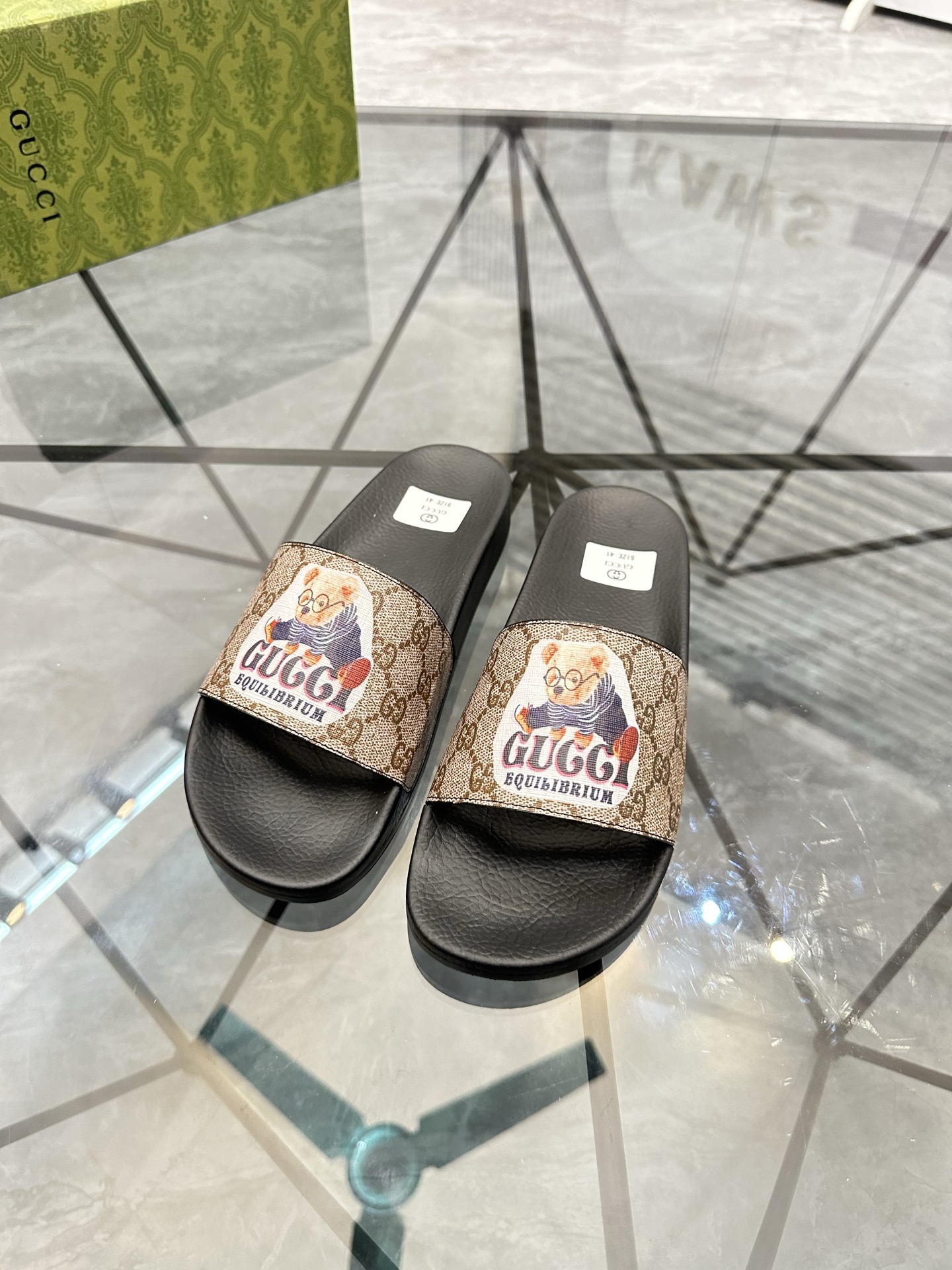 Precio de venta: P80 Marca: Gucci* zapatillasTalla: 35-47(se pueden personalizar 35.36.46.47)Materia