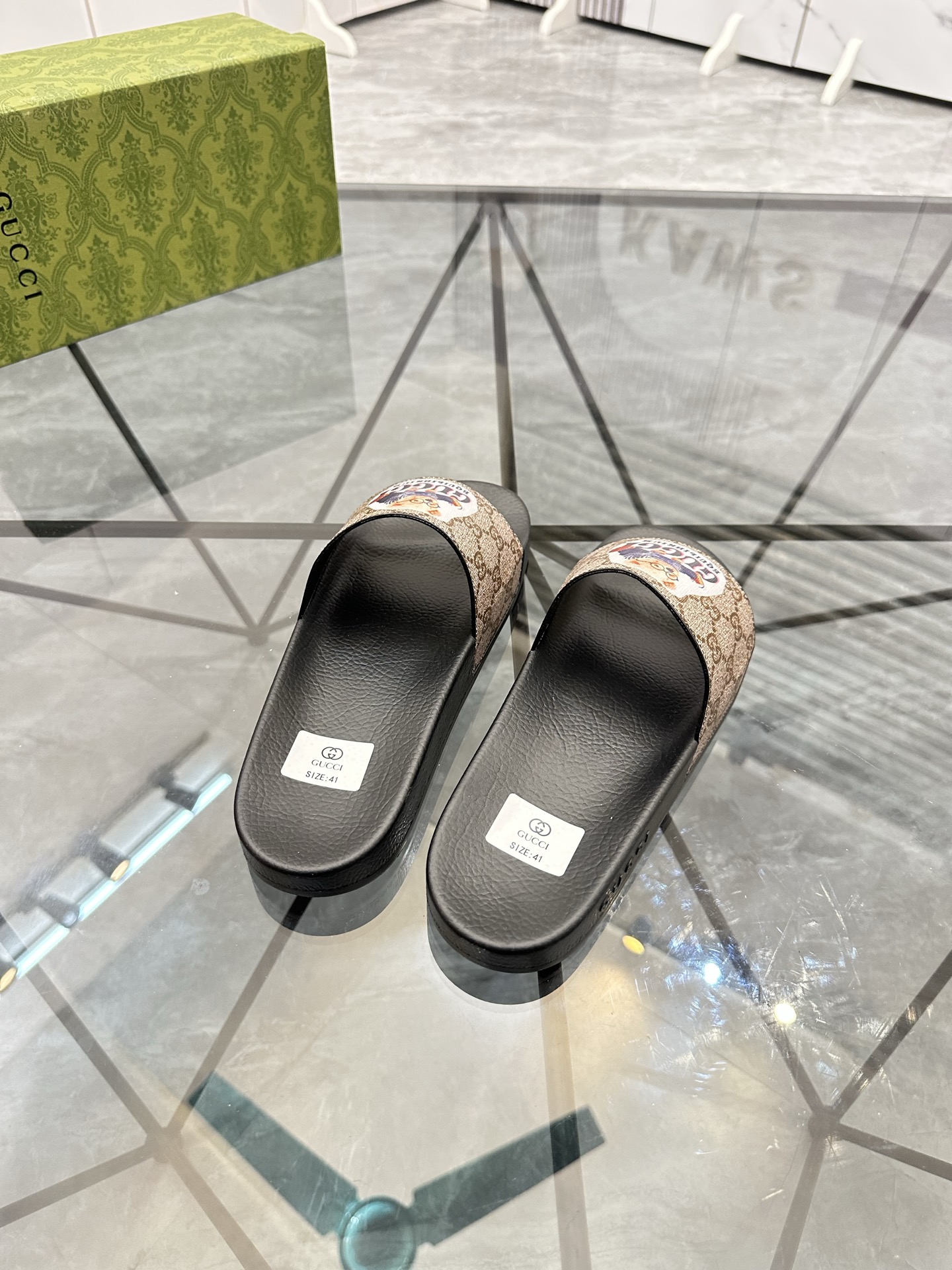 Precio de venta: P80 Marca: Gucci* zapatillasTalla: 35-47(se pueden personalizar 35.36.46.47)Materia