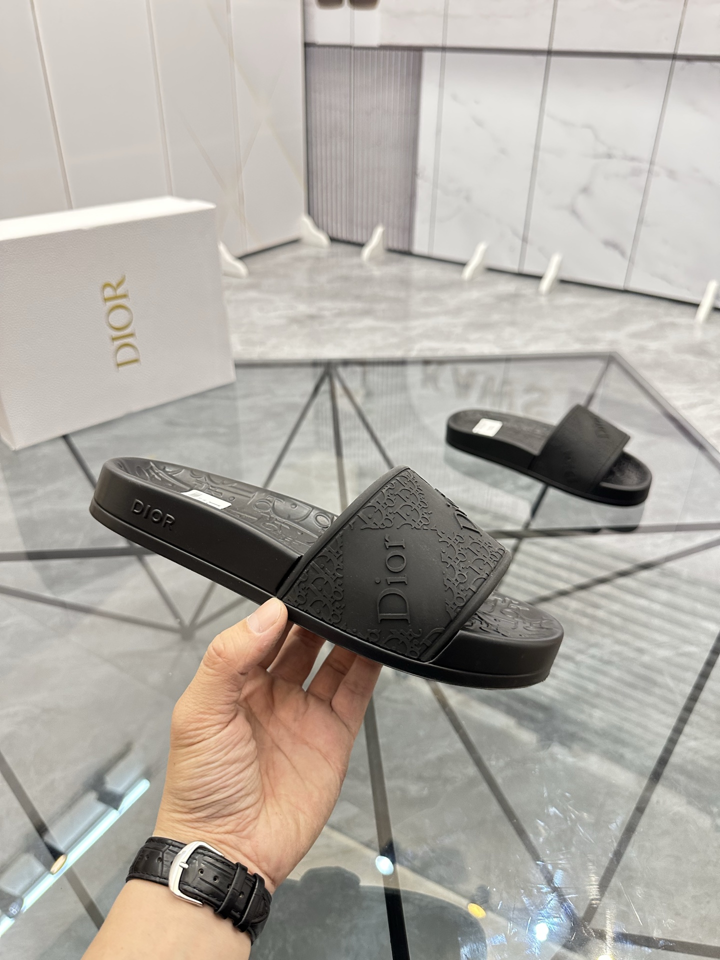 Precio: P90 Marca comercial: Dior* zapatillas talla: 35-47 (se puede personalizar 35.36.46.47) Mater