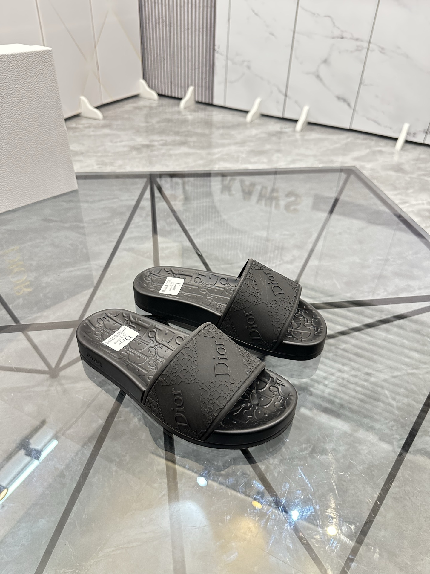 Precio: P90 Marca comercial: Dior* zapatillas talla: 35-47 (se puede personalizar 35.36.46.47) Mater