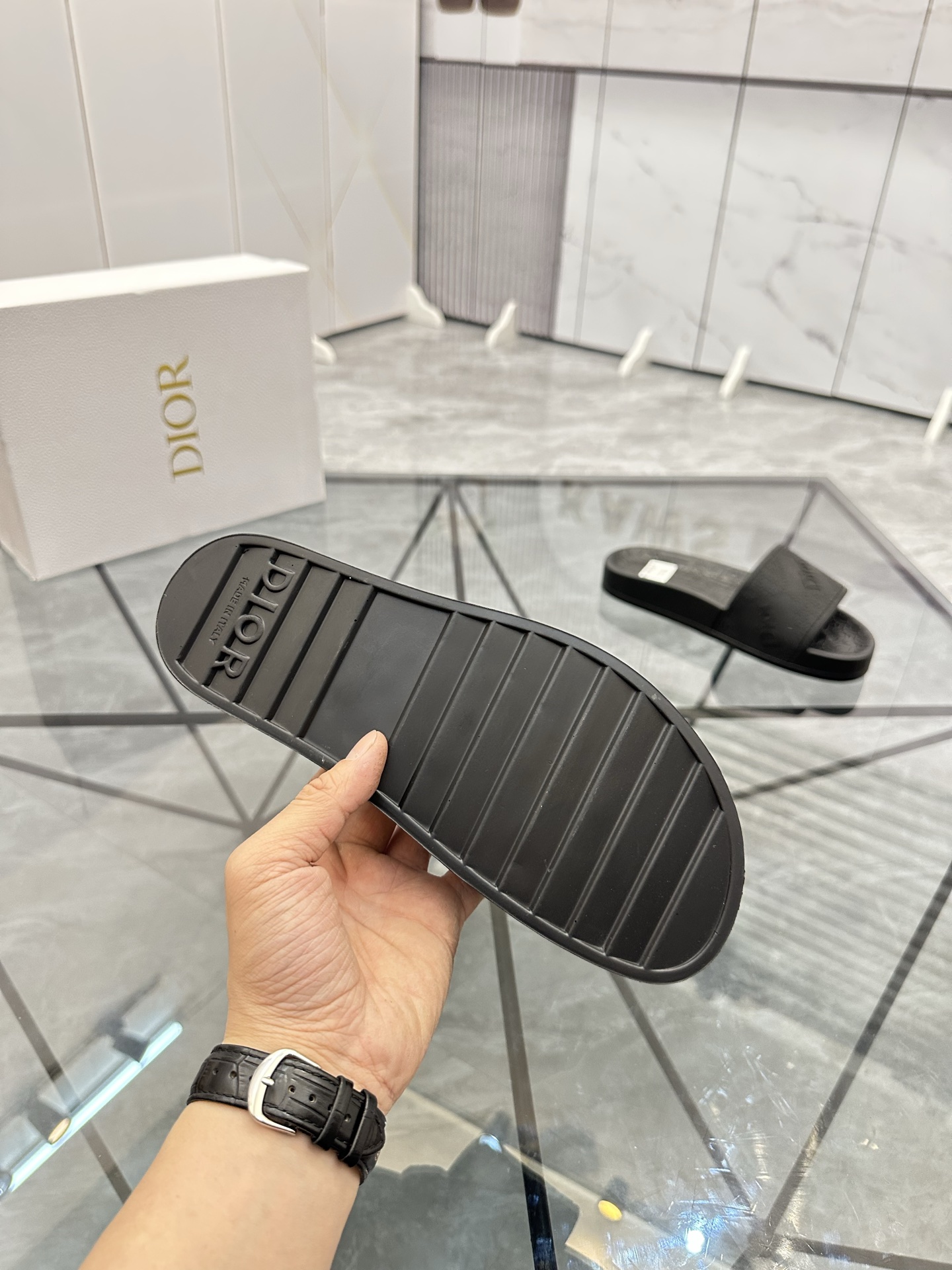 Precio: P90 Marca comercial: Dior* zapatillas talla: 35-47 (se puede personalizar 35.36.46.47) Mater