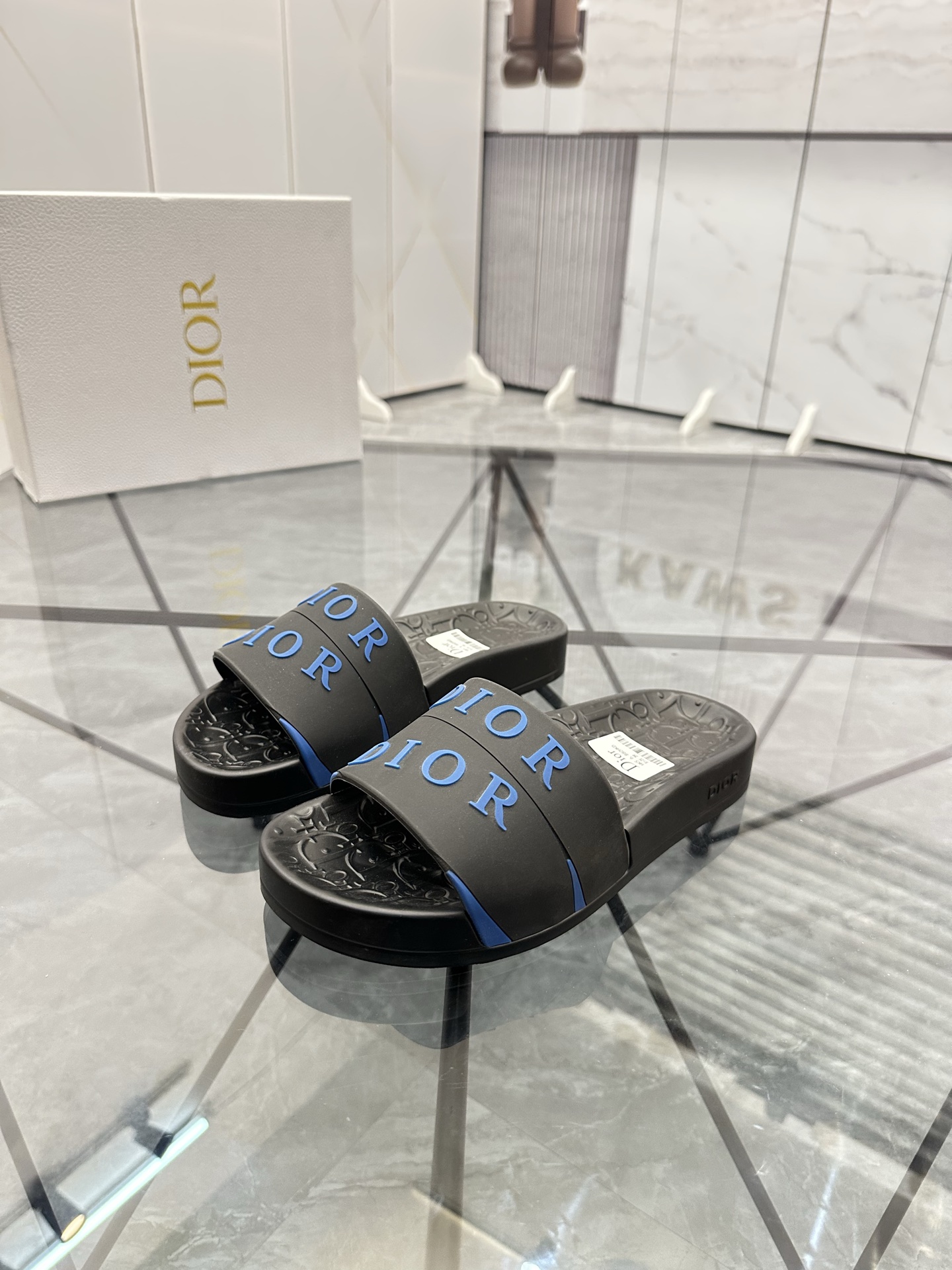 Precio: P90 Marca comercial: Dior* zapatillas talla: 35-47 (se puede personalizar 35.36.46.47) Mater