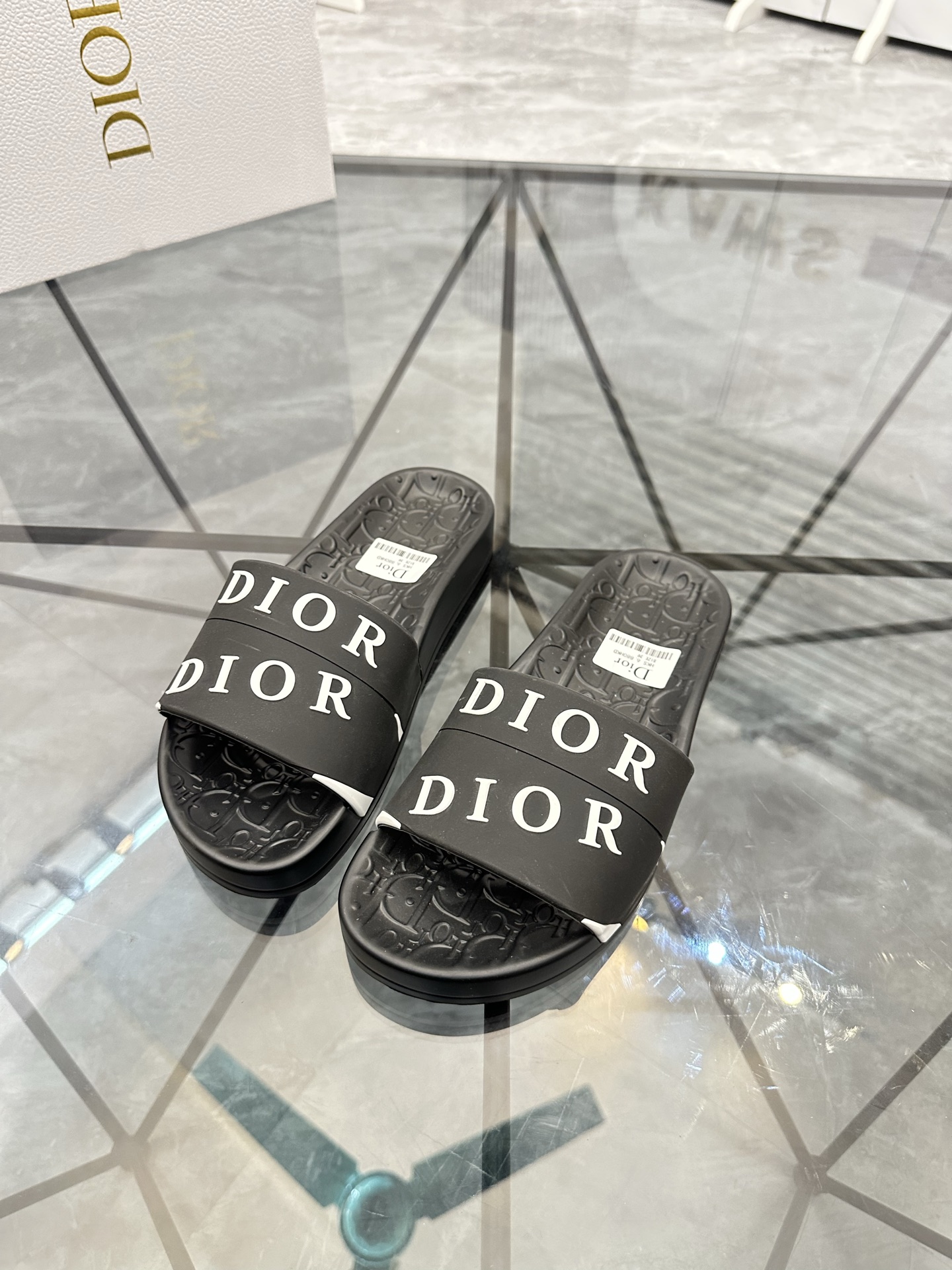 Precio: P90 Marca comercial: Dior* zapatillas talla: 35-47 (se puede personalizar 35.36.46.47) Mater