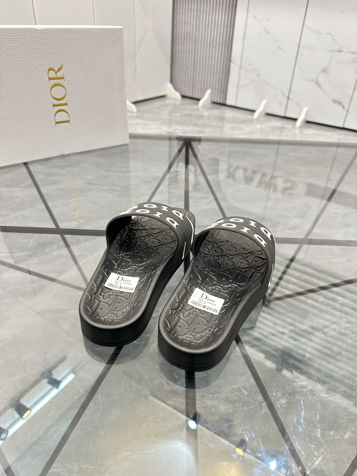 Precio: P90 Marca comercial: Dior* zapatillas talla: 35-47 (se puede personalizar 35.36.46.47) Mater