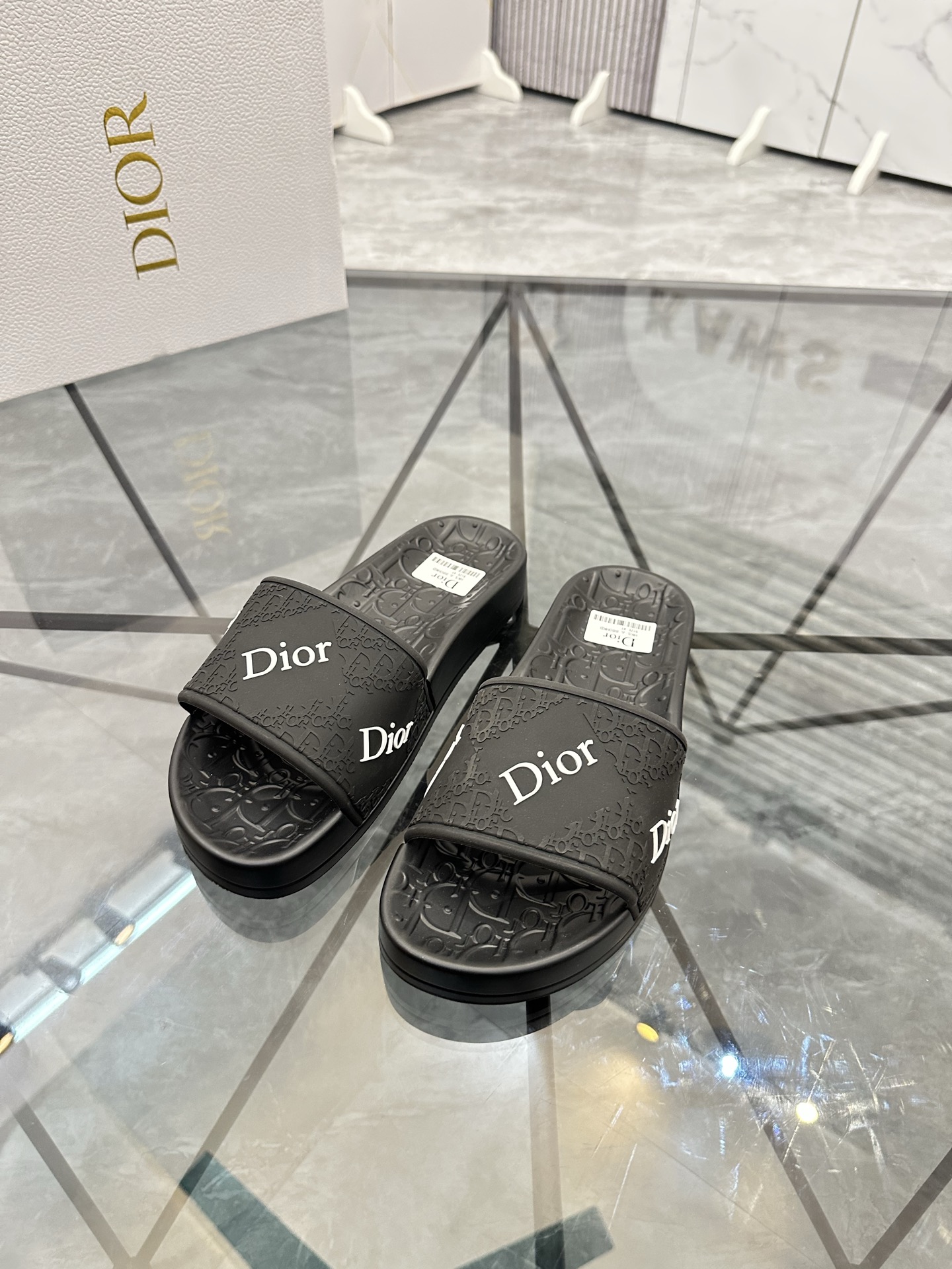 Precio: P90 Marca comercial: Dior* zapatillas talla: 35-47 (se puede personalizar 35.36.46.47) Mater