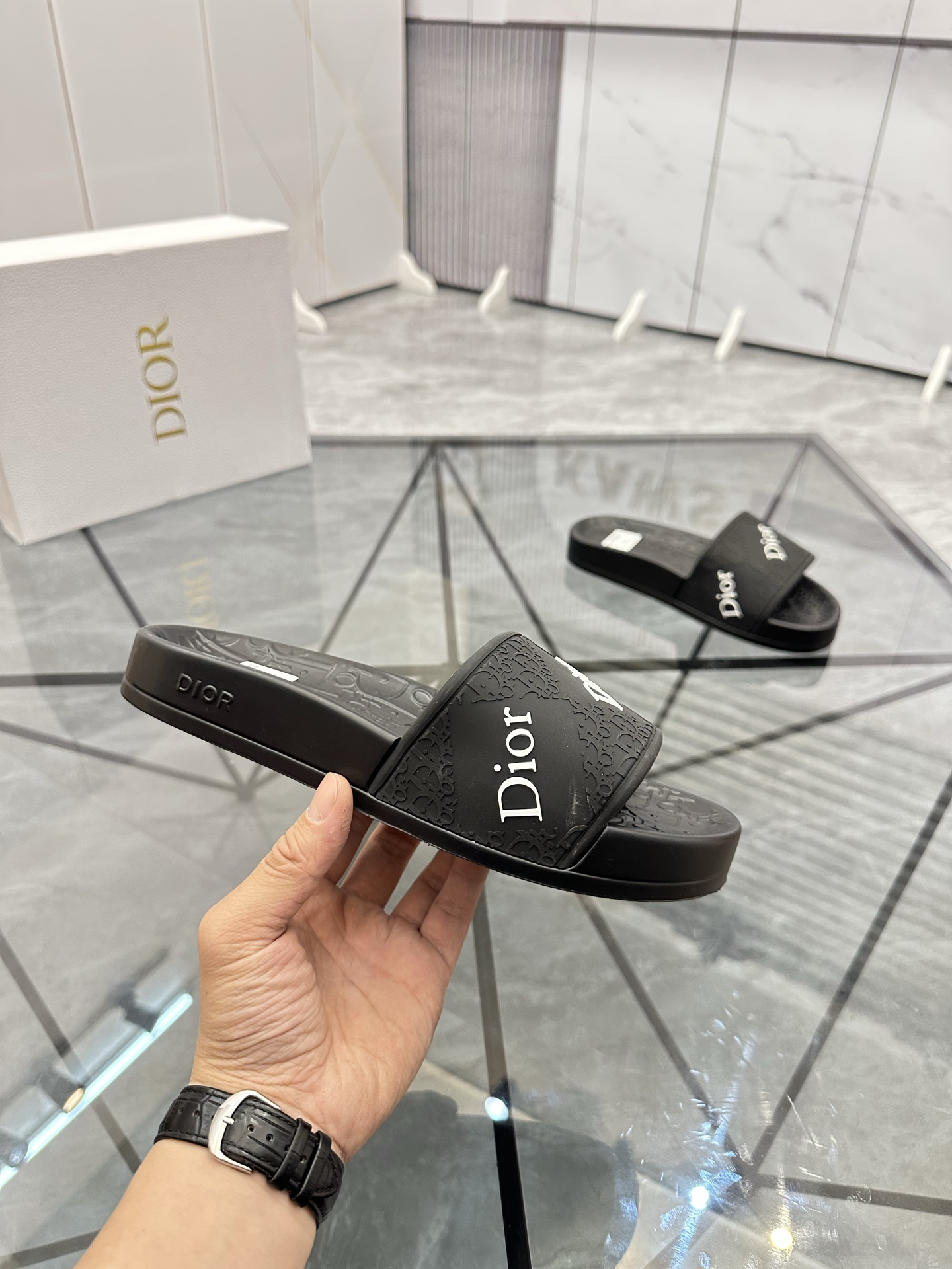 Precio: P90 Marca comercial: Dior* zapatillas talla: 35-47 (se puede personalizar 35.36.46.47) Mater