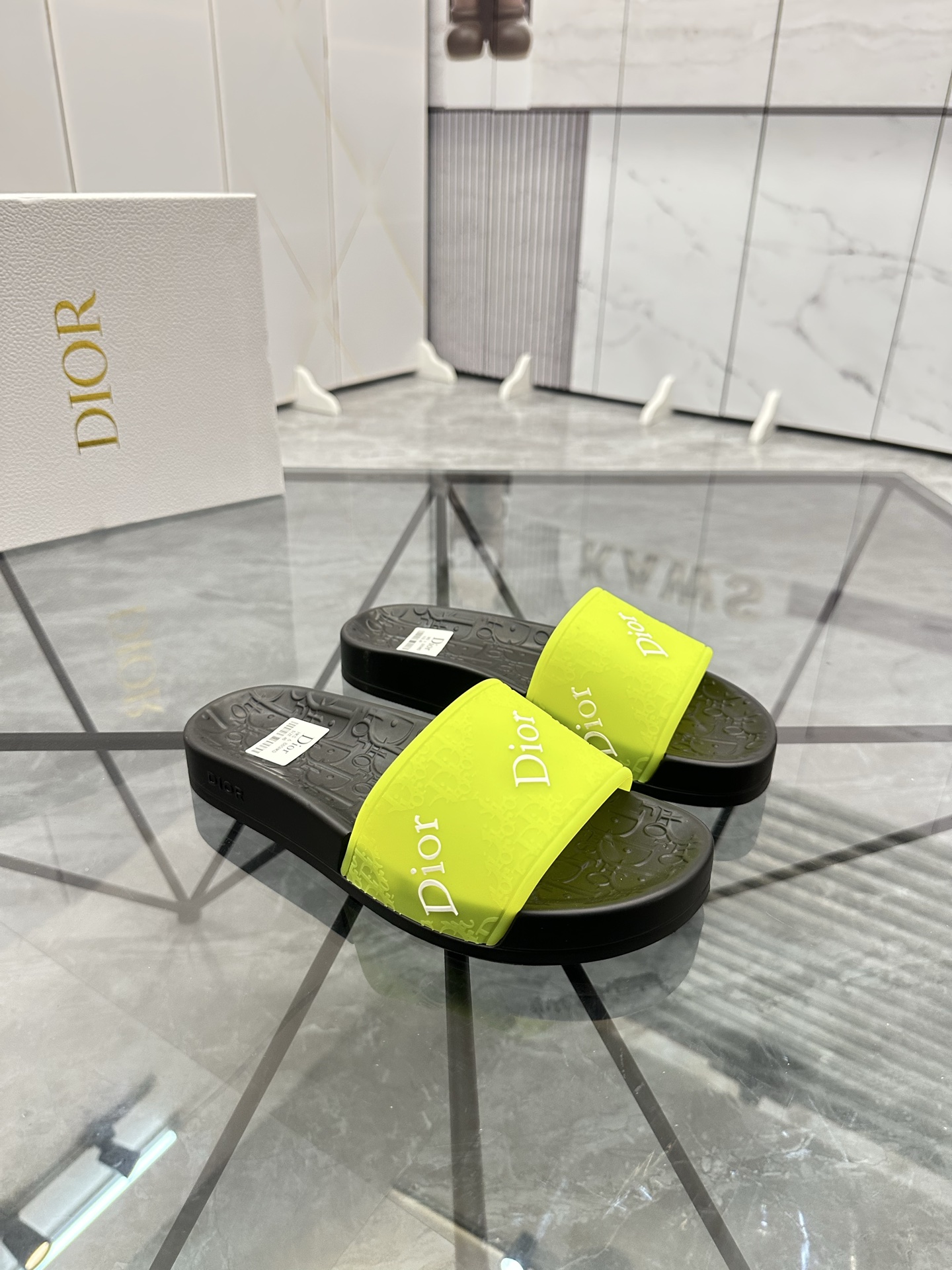 Precio: P90 Marca comercial: Dior* zapatillas talla: 35-47 (se puede personalizar 35.36.46.47) Mater