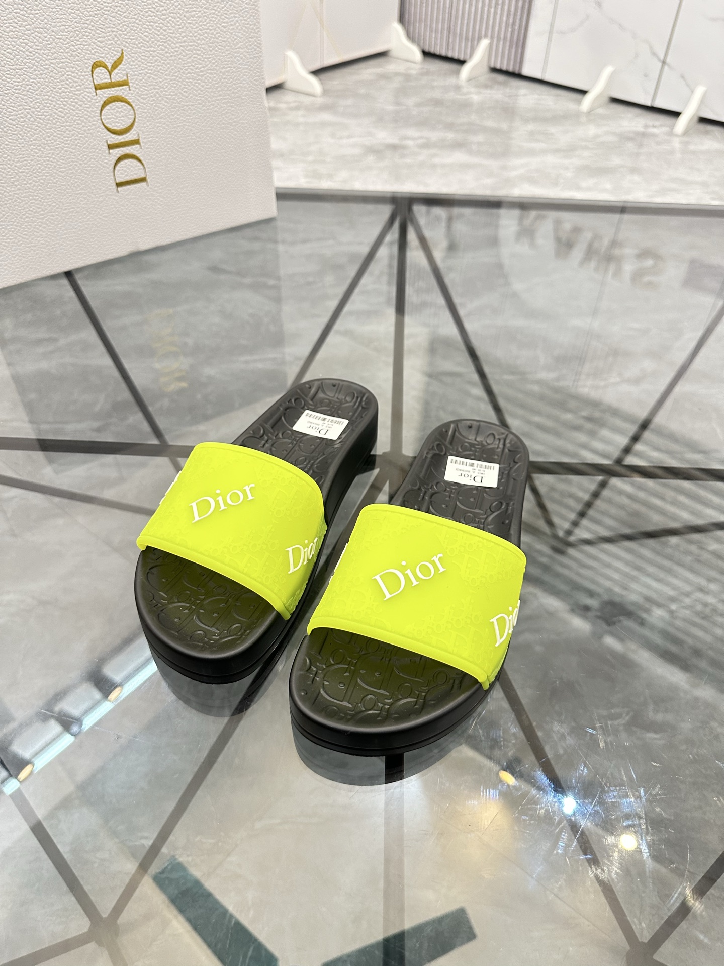 Precio: P90 Marca comercial: Dior* zapatillas talla: 35-47 (se puede personalizar 35.36.46.47) Mater