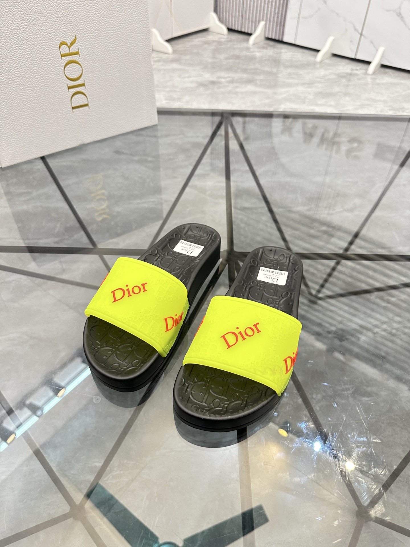 Precio: P90 Marca comercial: Dior* zapatillas talla: 35-47 (se puede personalizar 35.36.46.47) Mater
