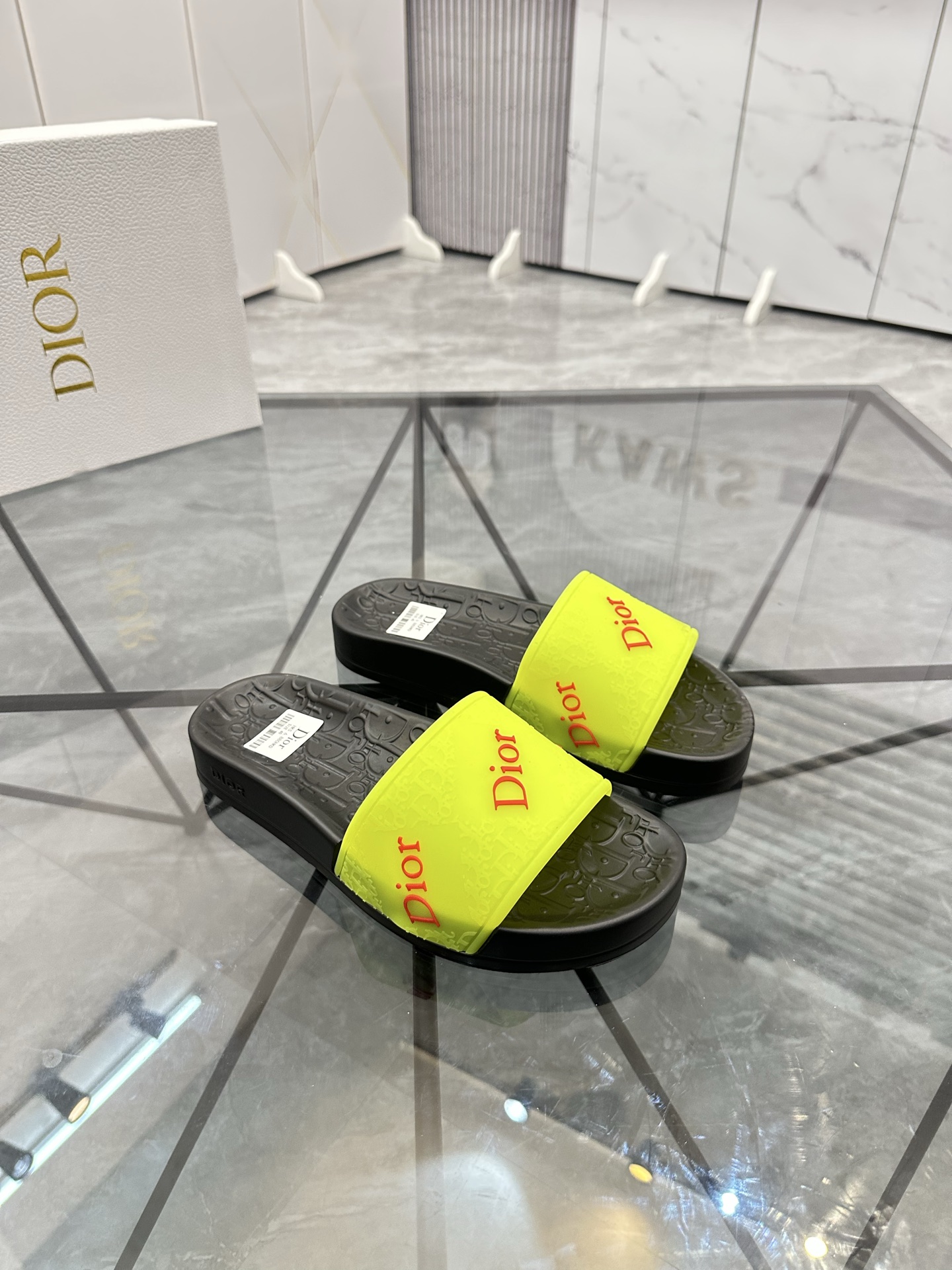 Precio: P90 Marca comercial: Dior* zapatillas talla: 35-47 (se puede personalizar 35.36.46.47) Mater