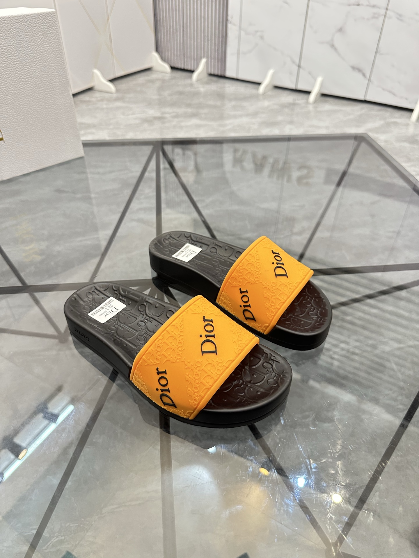 Precio: P90 Marca comercial: Dior* zapatillas talla: 35-47 (se puede personalizar 35.36.46.47) Mater
