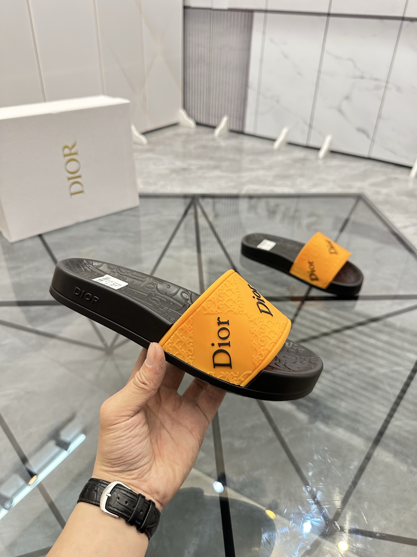 Precio: P90 Marca comercial: Dior* zapatillas talla: 35-47 (se puede personalizar 35.36.46.47) Mater