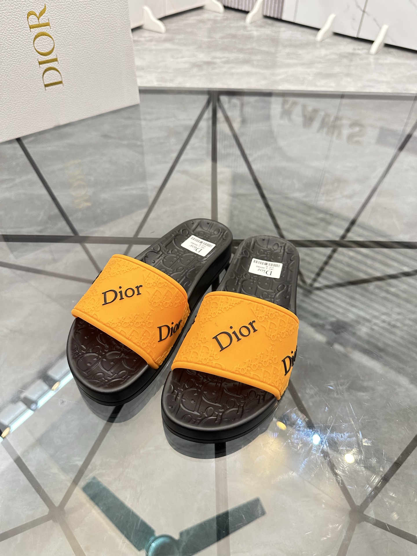 Precio: P90 Marca comercial: Dior* zapatillas talla: 35-47 (se puede personalizar 35.36.46.47) Mater