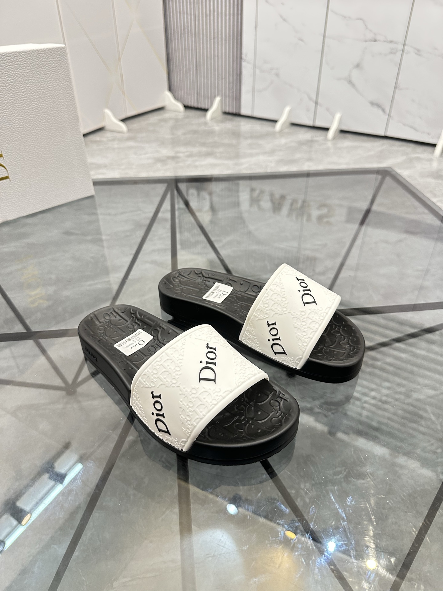 Precio: P90 Marca comercial: Dior* zapatillas talla: 35-47 (se puede personalizar 35.36.46.47) Mater