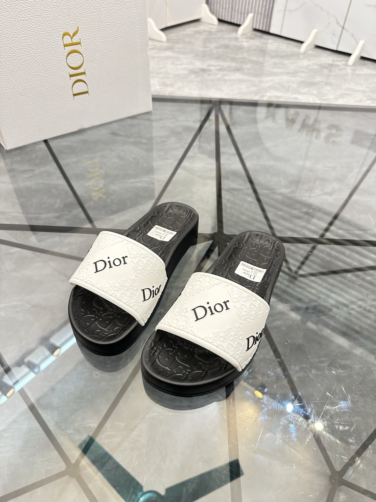 Precio: P90 Marca comercial: Dior* zapatillas talla: 35-47 (se puede personalizar 35.36.46.47) Mater