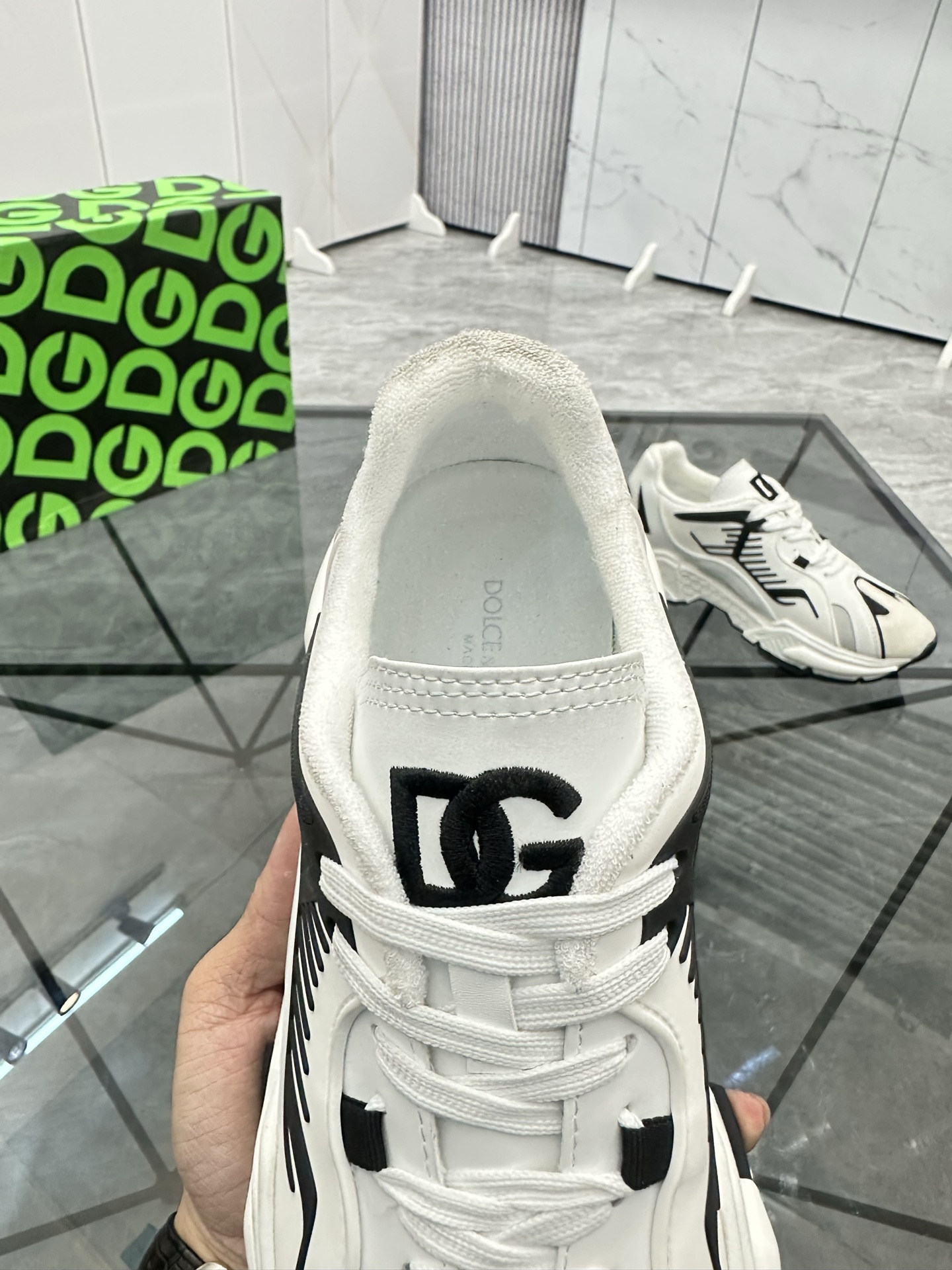 Precio de venta: P250 Marca comercial: DG "Dolce & Gabbana" lowtop casual shoes Talla: 35-44 (se pue