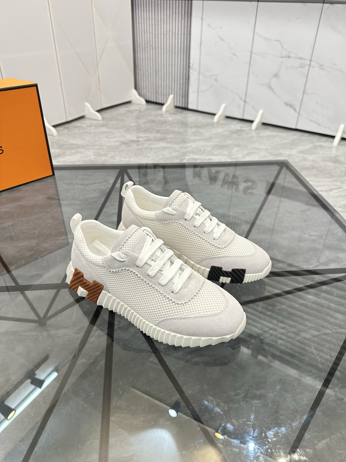 Precio: P180 Marca: Hermè* "Hermès*" lowtop sneakersTalla: 35-44 (se puede personalizar hasta 45,46)