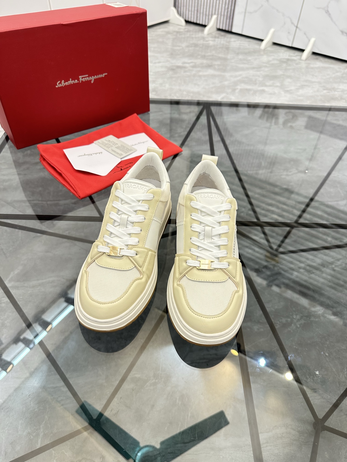 Precio de venta: P330 Guangzhou Top Quality [Marca: Ferragam* "Ferragamo*"] Low-top SneakersTalla: 3
