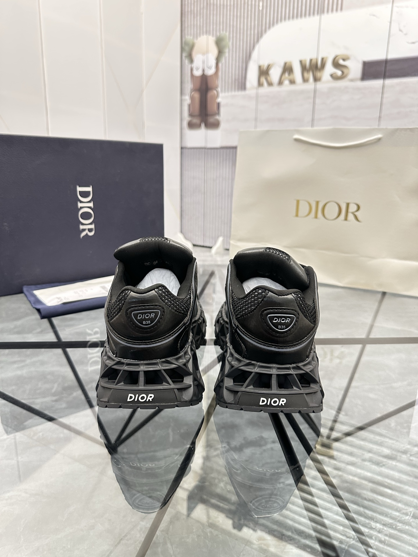 Precio de venta: P350 Guangzhou Top Quality [Trademark: Dior*] Low-top trainers Talla: 39-44 (se pue