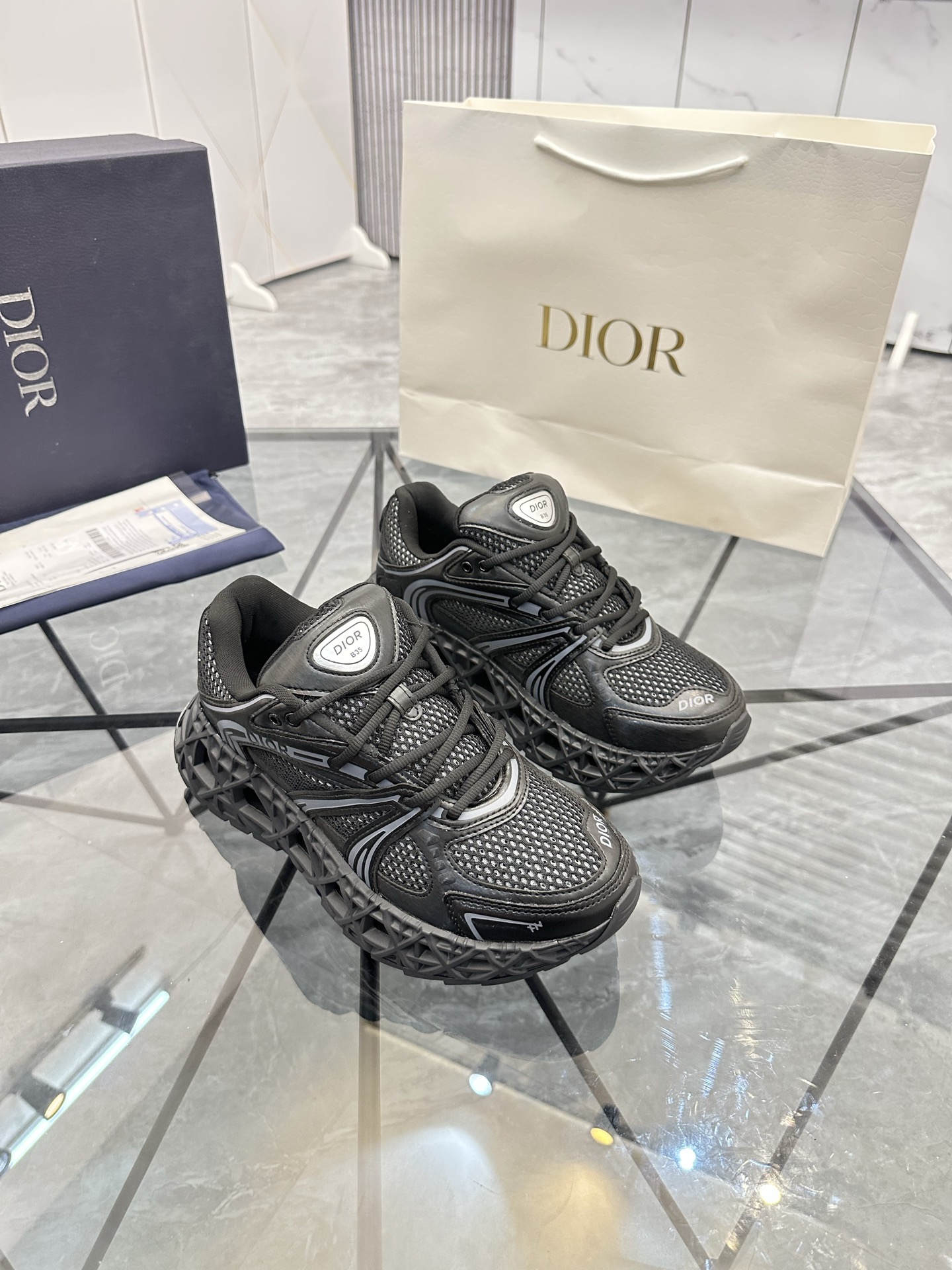 Precio de venta: P350 Guangzhou Top Quality [Trademark: Dior*] Low-top trainers Talla: 39-44 (se pue