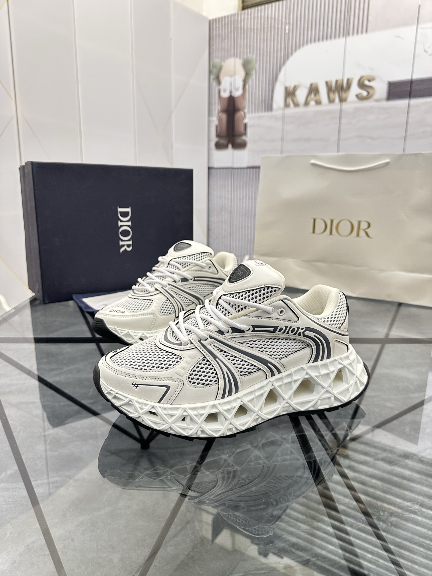 Precio de venta: P350 Guangzhou Top Quality [Trademark: Dior*] Low-top trainers Talla: 39-44 (se pue