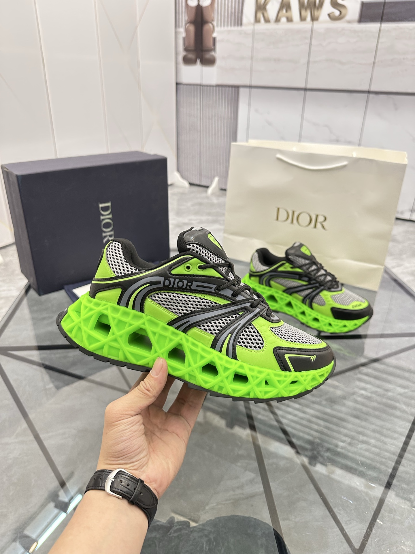 Precio de venta: P350 Guangzhou Top Quality [Trademark: Dior*] Low-top trainers Talla: 39-44 (se pue